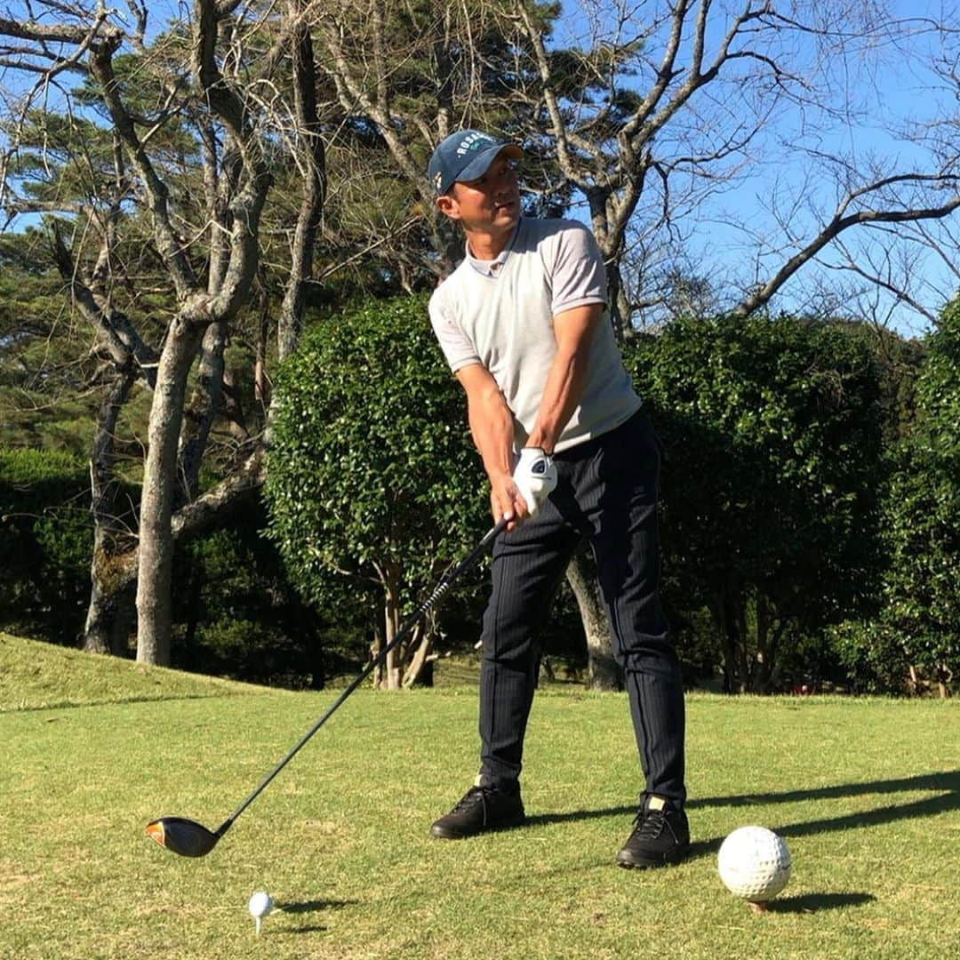 横田英治のインスタグラム：「今日は僕の1番弟子のラウンドレッスンに行ってきました〜😊⛳️🎶 僕の14年生の弟子はまだまだ向上心たっぷり😳ラウンドレッスンをしながら逆に沢山の事を勉強させてもらっています‼️ そしてカジュアルなブランドだと思われてるロサーセンですがこういう落ち着いたコーディネイトもできます😊🎶🤙 #ロサーセン #グリップインターナショナル #佐倉カントリークラブ #キャロウェイゴルフ #イオミック #ロイヤルコレクション #ゴルフ女子 #ゴルフ男子 #ゴルフコーデ」