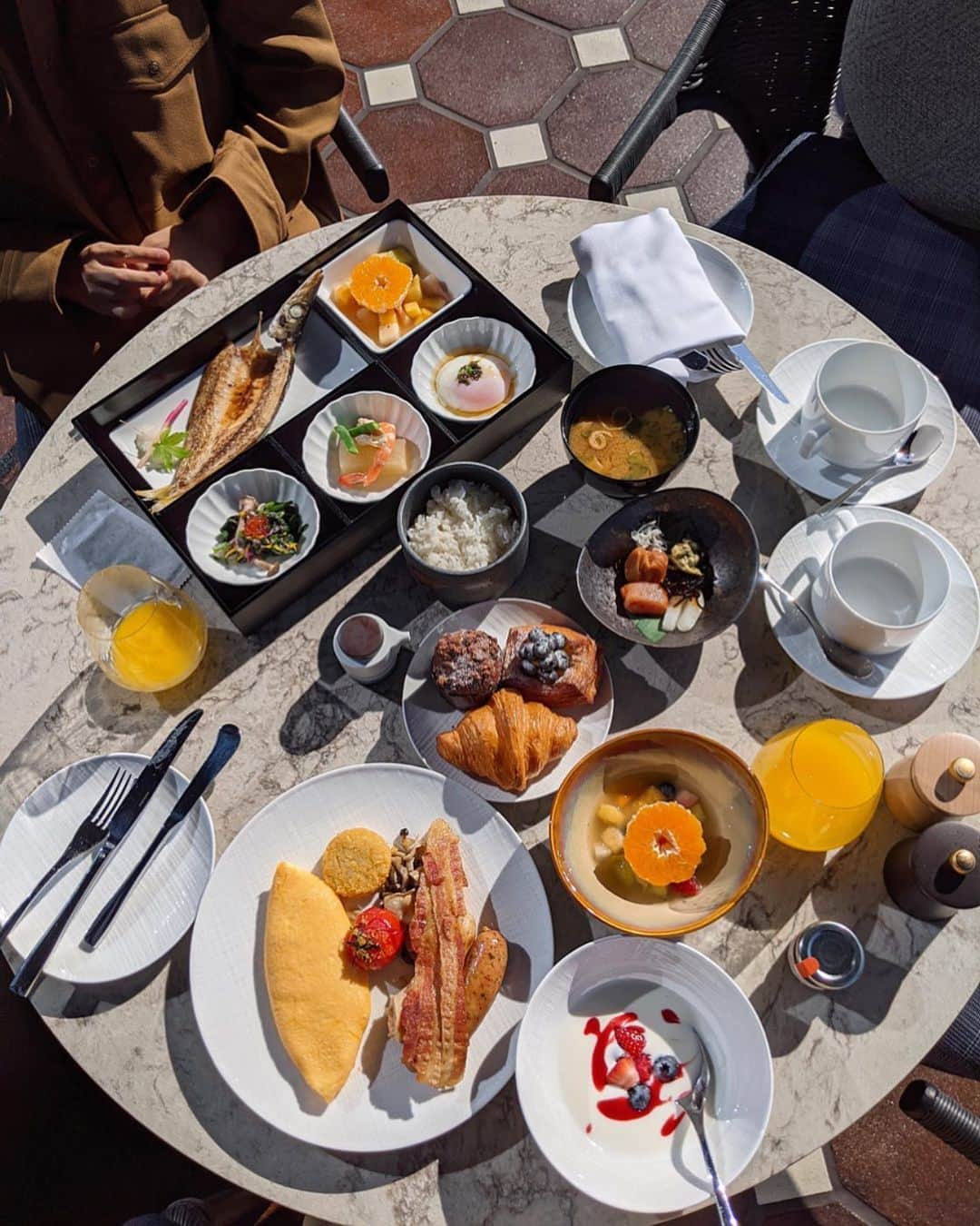 のインスタグラム：「. . Breakfast🍳 いいお天気だし見下ろす景色が綺麗だし テラス席がまさに最高だった❤️ . #fourseasons #hotelstay #hotellife #breakfast #ホテル朝食 #フォーシーズンズホテル東京大手町」