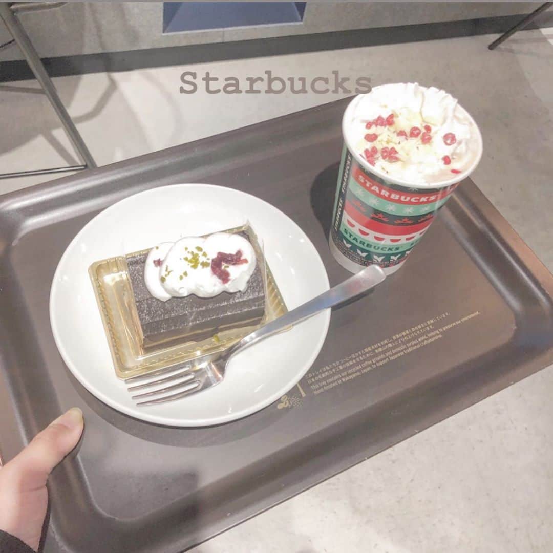 白石かえでのインスタグラム：「﻿ ﻿ ﻿ ﻿ #スターバックス﻿ ☑︎ベリーベリーホワイトモカ　4.9﻿ 베리 화이트 모카﻿ ﻿ ☑︎ブッシュドノエル　4.8﻿ 부시 드 노엘﻿ ﻿ ﻿ もう、クリスマスメニューが出てました！🎄﻿ ベリーベリーホワイトモカは、﻿ 甘酸っぱいベリーフレークと﻿ ホワイトチョコが生クリームの上に乗ってて﻿ 甘酸っぱくて美味しかった！﻿ 結構甘めです。﻿ ﻿ ﻿ ブッシュドノエルも上に﻿ あんず？みたいなの乗ってて、﻿ 甘酸っぱいんだけど、﻿ 周りのチョコレートが柔らかくて﻿ 口の中で溶けるから、甘酸っぱさと合う！！﻿ ﻿ ﻿ 一足先にクリスマスを味わってみては？﻿ ﻿ ﻿ ﻿ #スタバ新作﻿ #スタバ﻿ #フラペチーノ﻿ #starbucks﻿」