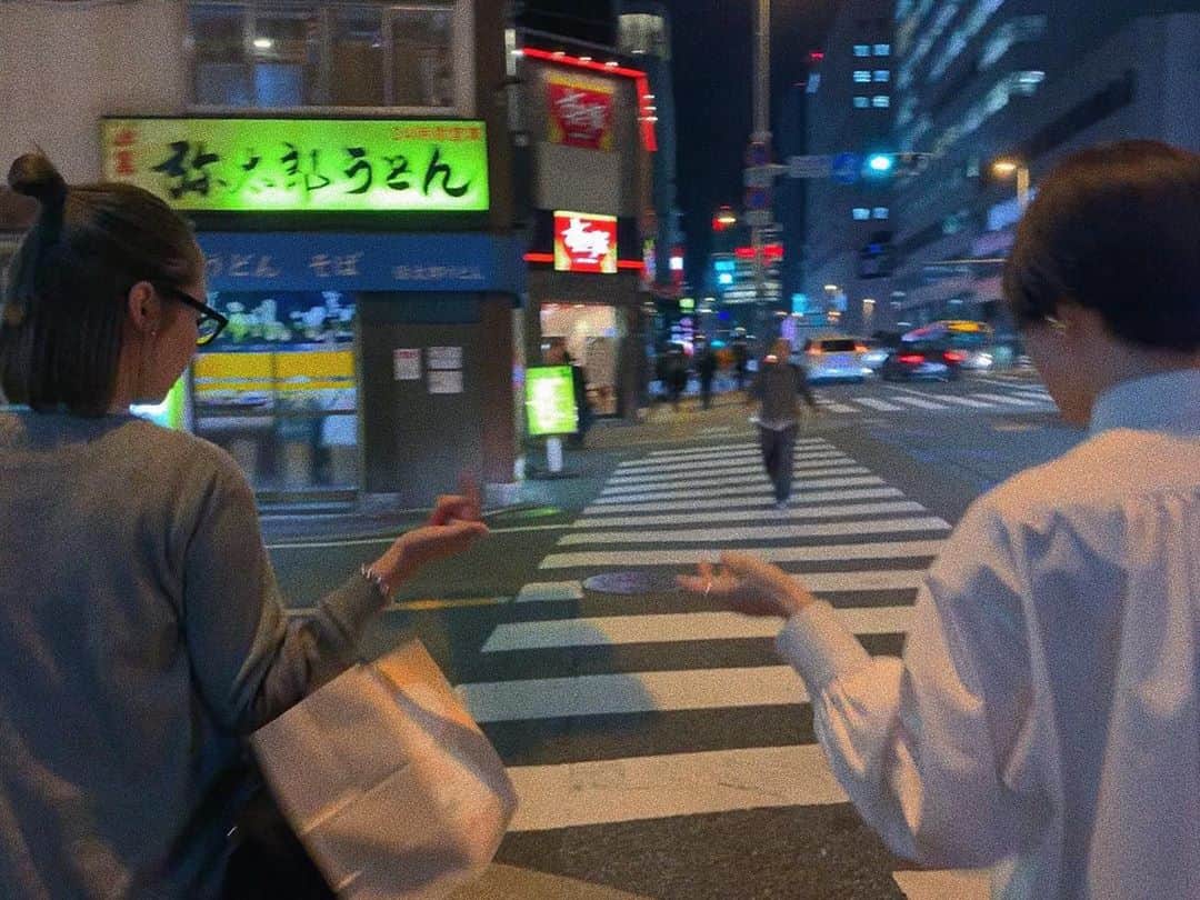 のインスタグラム：「・ ・ ・ この間 お友達と Hakata Mentai Labo という 新しいプロジェクトに参加させてもらいました 🥰 (見ての通り食べただけ☺️)  ・ 普段予約が取れないような レストランのシェフお2人が  やまやの明太子とうまだしを使って お家でも作れる4品を教えてくださいました 🍽   簡単に言うと ポトフ リゾット 浅漬け もつごはん !  どれも本当に美味しかった😭！ そんで なんかお洒落 😇 お家で作れると言われても やっぱり外で食べるご飯は美味しい 😂 料理に合うお酒も🍶🍷！  #やまや #お歳暮  📍写真を撮ったときは お店を出たばかりで マスクをつけ忘れてたんだけど  このあとすぐつけました 😷🙏🏻 手を見る限り話に夢中になってる🔥 このあとコーヒー飲みながら3時間半話してた 🤷🏻‍♀️」