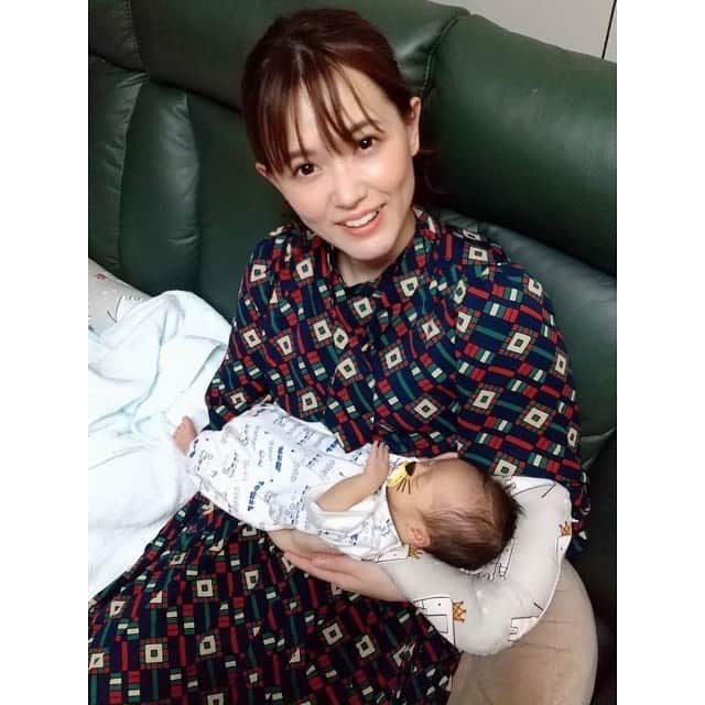 三島ゆかりさんのインスタグラム写真 - (三島ゆかりInstagram)「お姉ちゃんの子供に服をプレゼント🎁✨ かわいい〜💖🥺 似合ってて良かった🚂 もうそろそろ厚手の冬服も買ってあげたいんやけど、まだそんな大きくならんかなぁ？🤔 赤ちゃんってほんまちょっと会ってないだけでめちゃくちゃ大きくなってるイメージやから、すぐ入らへんようなるやろ💦 なんせ甥っ子が可愛くってたまりませんわ❤️😍✨ #甥っ子 #かわいい #叔母バカ #プレゼント #汽車 #似合っててよかった #寝顔 #天使 #新生児 #新生児服 #もうすぐ1歳 #お宮参り #楽しみ #抱っこ #大きくなあれ #三島ゆかり #ゆかりんご #私も欲しい #赤ちゃん #羨ましい #まだまだ #instagood #instalike #instapic #baby #babyboy #babystagram #follow」11月5日 16時47分 - apple340