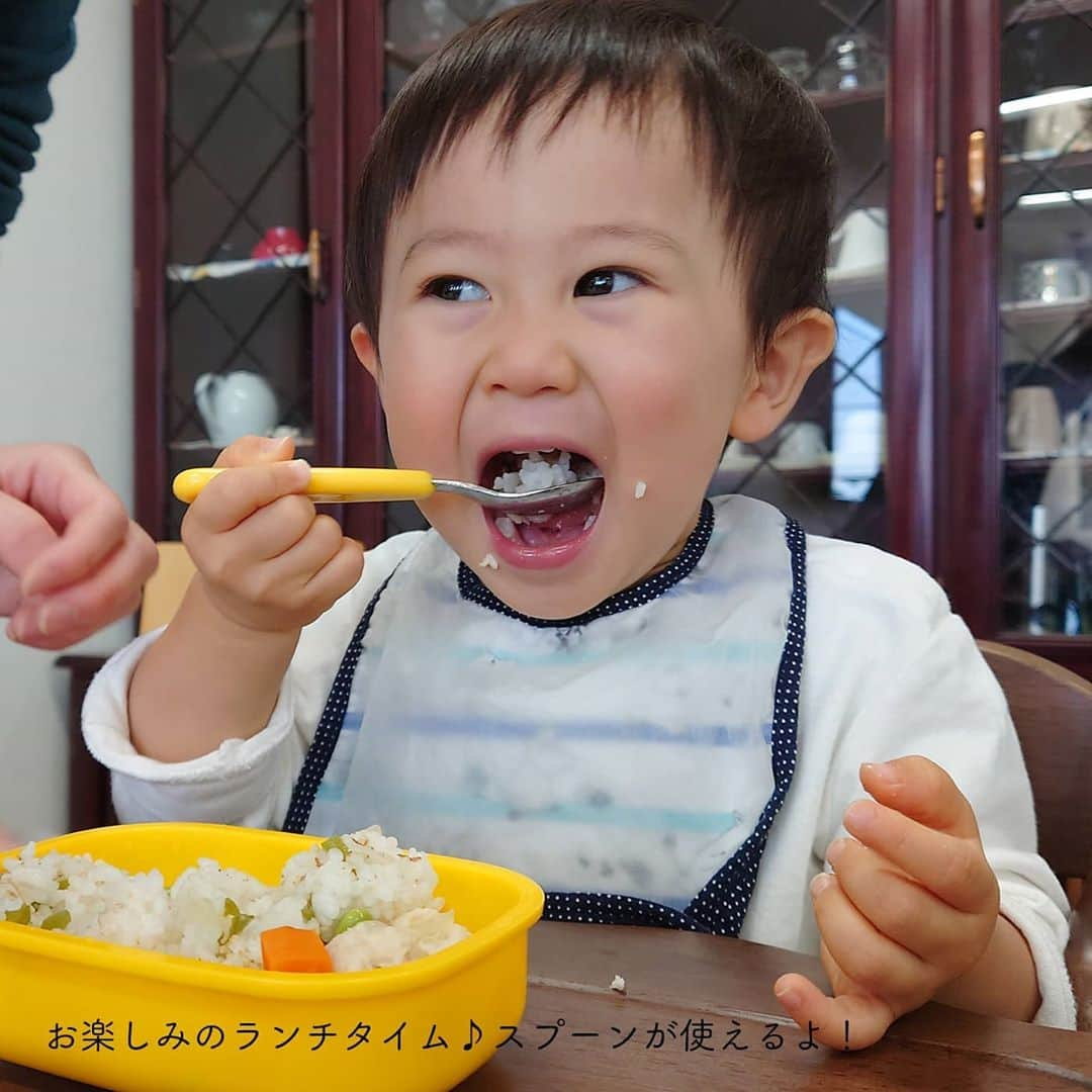 yamatoya(ベビー・キッズ家具の大和屋) さんのインスタグラム写真 - (yamatoya(ベビー・キッズ家具の大和屋) Instagram)「【子ども社員、入社1年を迎えました♪】 . yamatoyaスタッフの子どもには会社での撮影や、商品のお試しなどのお手伝いをしてくれる"子ども社員"がいます。 その子ども社員が"入社"をしてから、8月で1年が経ちました♪ . 入社当初は生後10か月で、ママと一緒に子連れ出勤をしていた子ども社員も 1才を迎えた昨年10月からは保育園に通っています。 . 先日、久しぶりに出社をしたので、その様子をご紹介します♪ . まずは出勤の様子(pic1) ママと手をつないで出社です。 . 1年前はまだ歩くことができませんでした(pic2) . 勤務前にはほかの社員と一緒にお掃除タイム(pic3) . そして、お仕事スタートです！ お仕事中は一緒に子育てルームで過ごします(pic4) 入社直後はハイハイもまだ初心者だったので、ゴロンで過ごしていました。(pic5) . そして、本日の子ども社員のメインのお仕事！(pic6) 直営ショップBEBEREA(ベベリア)の広告掲載に使用する写真のモデル(お客さん役)です。 優しい店員さんとカメラマンのおかげで、スムーズに撮影できました。 . お仕事が終わったら大好きなランチタイム♪(pic7) 以前はママや他のスタッフに食べさせてもらっていましたが、今は自分でスプーンを持って食べられます！ . 仕事の合間には広報部のお兄さんが遊んでくれました♪(pic8) . 子ども社員は2年目も元気いっぱい！ 子ども社員や子連れ出勤という制度があるおかげで、子育て中のスタッフは働き方の選択肢が広がり 受け入れる側のスタッフも、子どもがいることで気持ちが和みます。 . また、会社に遊びに来てね！ . 以前の子連れ出勤や子ども社員の様子など、詳しい様子はプロフィール記載のURLより スタッフブログをご覧ください♪ . . #子ども社員 #子連れ出勤 #働き方改革 #ワーママ #ワーキングマザー #子育て企業 #愛知県 #安城市 #子ども家具 #子育て #育児 #企業紹介 #働く環境 #ベベリア #beberea #yamatoya #大和屋」11月5日 16時50分 - yamatoya_official