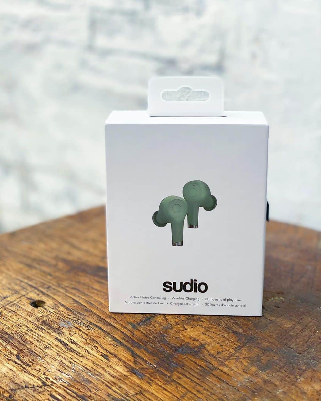 五位渕のぞみさんのインスタグラム写真 - (五位渕のぞみInstagram)「#sudio の #ワイヤレスイヤフォン get😉✨@sudio ㅤㅤㅤㅤㅤㅤㅤㅤㅤ Sudio最新の完全ワイヤレスイヤホンだよっ😍💕 ㅤㅤㅤㅤㅤㅤㅤㅤㅤ ㅤㅤㅤㅤㅤㅤㅤㅤㅤ 💙Ett(エット)💙 color：ETT GREEN ￥17,900 https://www.sudio.com/jp/ett-green ㅤㅤㅤㅤㅤㅤㅤㅤㅤ ㅤㅤㅤㅤㅤㅤㅤㅤㅤ ✅アクティブノイズキャンセリング機能（ANC） サウンドを自由に操ることが可能に。 自動外音取り込み機能によって、 通話時の音声もより自然でクリアに聞こえるの🥰 （👆Sudio製品初めて搭載された機能） ㅤㅤㅤㅤㅤㅤㅤㅤㅤ ✅どんな天候にも対応 IPX5対応の防水性能で、天候に左右されることなく、いつでもどこでもあらゆるシーンで自由に音楽を楽しめちゃう。 ㅤㅤㅤㅤㅤㅤㅤㅤㅤ ✅#ワイヤレス充電 置くだけで充電できるワイヤレス充電にも対応なので充電もスマートにできます  ㅤㅤㅤㅤㅤㅤㅤㅤㅤ カラーがカーキでとっても珍しくてものすごくお気に入り💚 コーデのワンポイントにもなるから嬉しい😍💕 ㅤㅤㅤㅤㅤㅤㅤㅤㅤ  14gと軽量だからつけてる感ないし、 9時間のバッテリー持続性もありがたい🥰❤️ ㅤㅤㅤㅤㅤㅤㅤㅤㅤ ㅤㅤㅤㅤㅤㅤㅤㅤㅤ 🎁15%off公式サイト専用クーポンコード 🎁 【nonnon 】 有効期限：2021/1/31まで ㅤㅤㅤㅤㅤㅤㅤㅤㅤ ㅤㅤㅤㅤㅤㅤㅤㅤㅤ 💗いい音と暮らそうWeek特別キャンペーン💗 11月4日か〜11月11日 オンラインサイトで25％OFF クーポン使用で最大35%OFF ギフト包装もプレゼント 全国配送料無料 + Sudio Sphereご登録で3年間の製品保証をお届け。 ㅤㅤㅤㅤㅤㅤㅤㅤㅤ ㅤㅤㅤㅤㅤㅤㅤㅤㅤ このお得な時にぜひチェックしてみてね😘💋 ㅤㅤㅤㅤㅤㅤㅤㅤㅤ  ㅤㅤㅤㅤㅤㅤㅤㅤㅤ ㅤㅤㅤㅤㅤㅤㅤㅤㅤ  ㅤㅤㅤㅤㅤㅤㅤㅤㅤ ㅤㅤㅤㅤㅤㅤㅤㅤㅤ ㅤㅤㅤㅤㅤㅤㅤㅤㅤ  ㅤㅤㅤㅤㅤㅤㅤㅤㅤ  #sudio #sudiomoments #sudiojp #shapingsound #PR #イヤホン#ワイヤレス#北欧デザイン #이어폰 #다이칸야마 #도쿄 #뷰스타그램  #셀스타그램 #일본 #tokyo #japan #모델 #패션스타그램 #데일리 #ootd #코디 #インフルエンサー #インスタグラマー」11月5日 16時51分 - nonnon0319