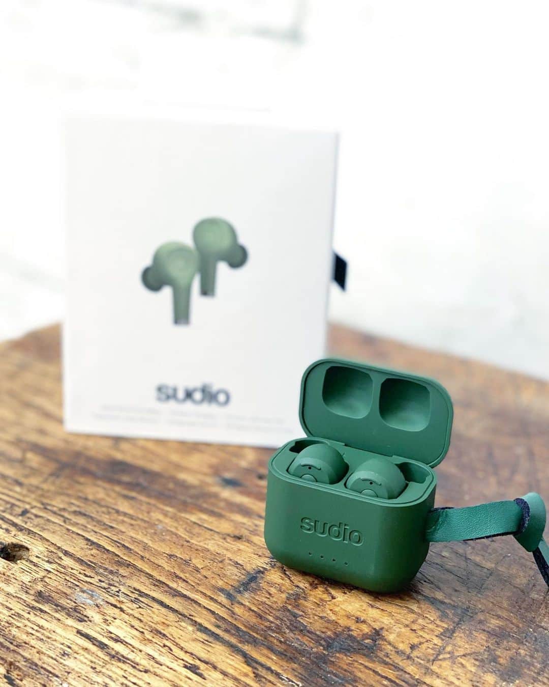 五位渕のぞみさんのインスタグラム写真 - (五位渕のぞみInstagram)「#sudio の #ワイヤレスイヤフォン get😉✨@sudio ㅤㅤㅤㅤㅤㅤㅤㅤㅤ Sudio最新の完全ワイヤレスイヤホンだよっ😍💕 ㅤㅤㅤㅤㅤㅤㅤㅤㅤ ㅤㅤㅤㅤㅤㅤㅤㅤㅤ 💙Ett(エット)💙 color：ETT GREEN ￥17,900 https://www.sudio.com/jp/ett-green ㅤㅤㅤㅤㅤㅤㅤㅤㅤ ㅤㅤㅤㅤㅤㅤㅤㅤㅤ ✅アクティブノイズキャンセリング機能（ANC） サウンドを自由に操ることが可能に。 自動外音取り込み機能によって、 通話時の音声もより自然でクリアに聞こえるの🥰 （👆Sudio製品初めて搭載された機能） ㅤㅤㅤㅤㅤㅤㅤㅤㅤ ✅どんな天候にも対応 IPX5対応の防水性能で、天候に左右されることなく、いつでもどこでもあらゆるシーンで自由に音楽を楽しめちゃう。 ㅤㅤㅤㅤㅤㅤㅤㅤㅤ ✅#ワイヤレス充電 置くだけで充電できるワイヤレス充電にも対応なので充電もスマートにできます  ㅤㅤㅤㅤㅤㅤㅤㅤㅤ カラーがカーキでとっても珍しくてものすごくお気に入り💚 コーデのワンポイントにもなるから嬉しい😍💕 ㅤㅤㅤㅤㅤㅤㅤㅤㅤ  14gと軽量だからつけてる感ないし、 9時間のバッテリー持続性もありがたい🥰❤️ ㅤㅤㅤㅤㅤㅤㅤㅤㅤ ㅤㅤㅤㅤㅤㅤㅤㅤㅤ 🎁15%off公式サイト専用クーポンコード 🎁 【nonnon 】 有効期限：2021/1/31まで ㅤㅤㅤㅤㅤㅤㅤㅤㅤ ㅤㅤㅤㅤㅤㅤㅤㅤㅤ 💗いい音と暮らそうWeek特別キャンペーン💗 11月4日か〜11月11日 オンラインサイトで25％OFF クーポン使用で最大35%OFF ギフト包装もプレゼント 全国配送料無料 + Sudio Sphereご登録で3年間の製品保証をお届け。 ㅤㅤㅤㅤㅤㅤㅤㅤㅤ ㅤㅤㅤㅤㅤㅤㅤㅤㅤ このお得な時にぜひチェックしてみてね😘💋 ㅤㅤㅤㅤㅤㅤㅤㅤㅤ  ㅤㅤㅤㅤㅤㅤㅤㅤㅤ ㅤㅤㅤㅤㅤㅤㅤㅤㅤ  ㅤㅤㅤㅤㅤㅤㅤㅤㅤ ㅤㅤㅤㅤㅤㅤㅤㅤㅤ ㅤㅤㅤㅤㅤㅤㅤㅤㅤ  ㅤㅤㅤㅤㅤㅤㅤㅤㅤ  #sudio #sudiomoments #sudiojp #shapingsound #PR #イヤホン#ワイヤレス#北欧デザイン #이어폰 #다이칸야마 #도쿄 #뷰스타그램  #셀스타그램 #일본 #tokyo #japan #모델 #패션스타그램 #데일리 #ootd #코디 #インフルエンサー #インスタグラマー」11月5日 16時51分 - nonnon0319