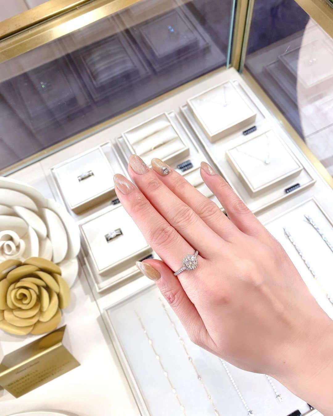 さわいえりさんのインスタグラム写真 - (さわいえりInstagram)「ジュエリーのイベントに行ってきた💍 それは後で紹介するとして、私のネイルを見て！！🥰  昨日はリングにも負けない キラキラなネイルと華やかなマツエクをしてきたよ💕  広尾にある 【@salon.de.luculia.hiroo 】  理想のピンクとゴールドの色味をネイリストさんに 作って貰って、2色の上からマグネットネイルして、 ストーンを乗せてもらいました💓  ゴールドに、シルバーのマグネットカラーが乗っているという不思議なカラー。 華やかでお上品なお洋服に合わせやすいネイル💅 指見ては可愛いって言ってる私…☺️  そして、ネイルしながらマツエクもしました✨  華やかで目元がパッと明るくなる、 #フラットラッシュ 150本♬ ブラウン×パープル ちょっと垂れ目なデザインにしてみました💕 ぱっちりな目元になって大満足！ ・ ・ ・ ・ ・ ・ ・ ・ ・ #ネイル#マグネットネイル#ストーン#ダイヤモンド#広尾#渋谷#広尾ネイル#お洒落#ファッション#可愛い#お上品」11月5日 17時01分 - beauty_eri7