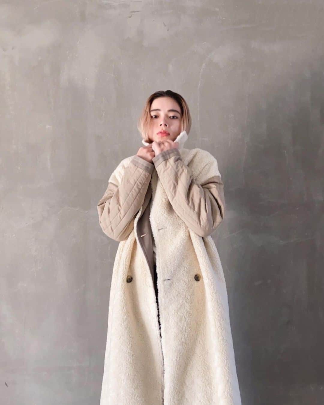 suzuka noseのインスタグラム：「. 11/6 12:00~ ZOZOTOWN限定でローンチされる EMMA CLOTHESのレディースライン『EMMA』  ひと足お先に🚶🏼🚶🏼  ✔リバーシブル ボアキルティングオーバーサイズ ロングコート（1~2枚目） ¥11,880（税込） ※オープニングセール価格（25%OFF）  異素材のベージュとホワイトの配色が絶妙で いつものスタイリングに＋するだけで いっきにこなれ感が出るロングコート。 カジュアルなボアコートは襟を立ててハンサムに着るのが好き。  ✔ダブルボタン ラグランスリーブ フラップポケット付きオーバーサイズ ロングコート（3~4枚目） ¥9,900（税込） ※オープニングセール価格（25%OFF）  163cmの私でも 足首まですっぽりのベーシックなロングコート。 重ためのブラウンがスタイリングをぐぐっと締めてくれるから コートの中は少し冒険してみても👌🏻 お手頃なのに高見え🥺🧣  今年はブラウンが気になるな～🧸🤎  @_wadaerika さんが EMMAの月間アンバサダーに就任🌈💜 要チェックです✔✔✔  @emmaclothes_official  #EMMA #エマ #emmaclothes #エマクローズ #コート #ロングコート #コートコーデ #ボアコート #pr」