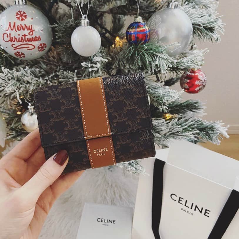 のインスタグラム：「. 天赦日だった11月1日にお財布を新調☺︎✨ 今回は落ち着きのあるブラウンに😊🤎 @celine のトリオンフキャンバスの ヴィンテージ感がとっても可愛い🙏🏻♡ . 少し早めの自分へのクリスマスプレゼント🎁 これからよろしくね！ . #お財布 #セリーヌ財布」