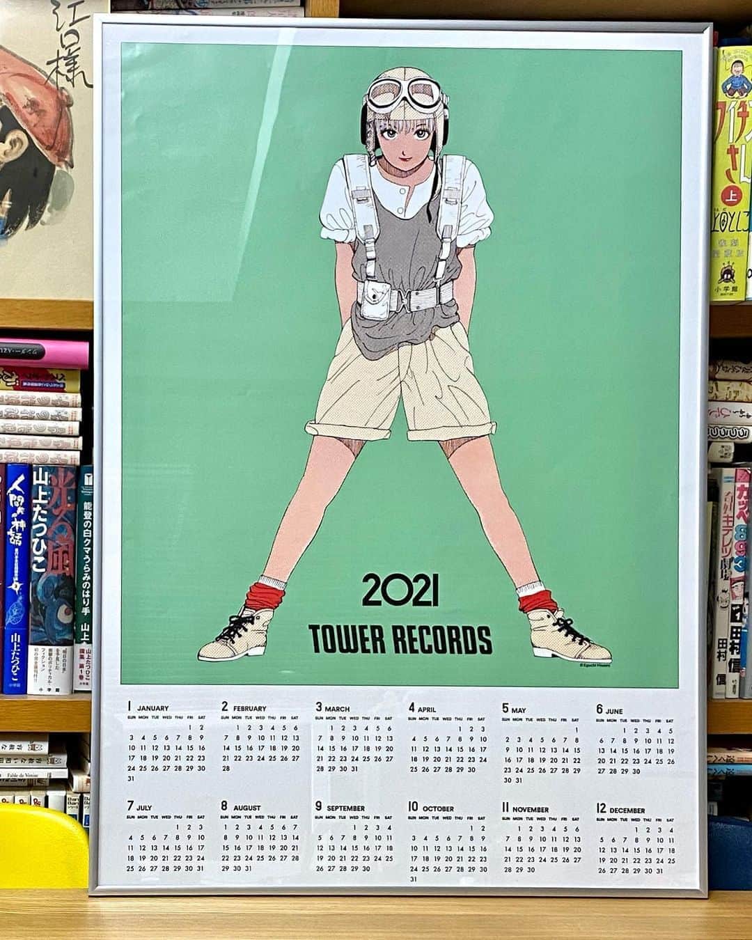 江口寿史のインスタグラム：「タワレコ80'sコラボグッズのひとつ、ポスタカレンダーはこんな感じです。（あ、アルミフレームはつきませんよ。これはおれが自分で入れたんだ。ユザワヤで買ってきて笑） それにしても40年前に描いた絵が2021年のこの世界に使われるなんて、、感慨深いというか。ありがたいことですね。  コラボグッズはTOWER RECORD オンラインショップで購入できます。 ラインナップはこちら！👉 tower.jp/eguchihisashi」