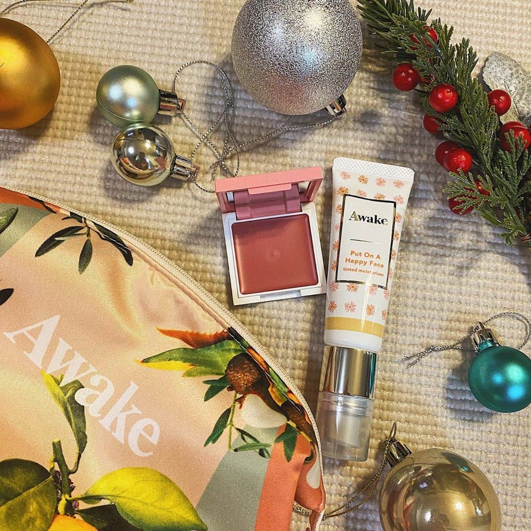のインスタグラム：「明日から発売☀️ Awakeの【ホリデー メイクアップ キット】 一足お先にお試し😍💕  「プットオンアハッピーフェイス ティンティド  モイスチュアライザー」 美容液・日やけ止め・化粧下地・ ファンデーションがこれ1つで🙋‍♀️ SPF50+/PA++++も嬉しい！ 白浮せず、肌に馴染んで 素肌が綺麗になった感じに。 自然なツヤ肌が完成。  「チアミーアップ　グロウイング ブラッシュ＆リップ」 チークにもリップにもなる万能アイテム✨ 自然な血色感を出してくれて、 可愛いらしくも大人っぽくもなれる、 青みのあるプラムカラー❤️ 最近は持ち歩くかばんも 小さいから、1つで2役の アイテムは本当嬉しい😉  #awake #kose #make #cosme #ビーガンコスメ #クリスマスコフレ #化粧品 #ファンデーション #ベースメイク #チーク #リップ」