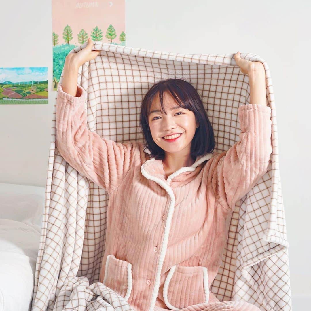 innisfree official (이니스프리) さんのインスタグラム写真 - (innisfree official (이니스프리) Instagram)「갑자기 추워진 날씨에 내 피부도 덜덜🥶 #자연발효오일 두 방울 톡톡 떨어트려 부드-러운 윤기와 촉촉함을 쏙쏙!💧  Just two drops of #SoybeanEnergyoil when temperatures drop🥶 - a quick and easy tip  to wrap your skin in a soothing blanket of  nourishment and moisture💧」11月5日 16時57分 - innisfreeofficial