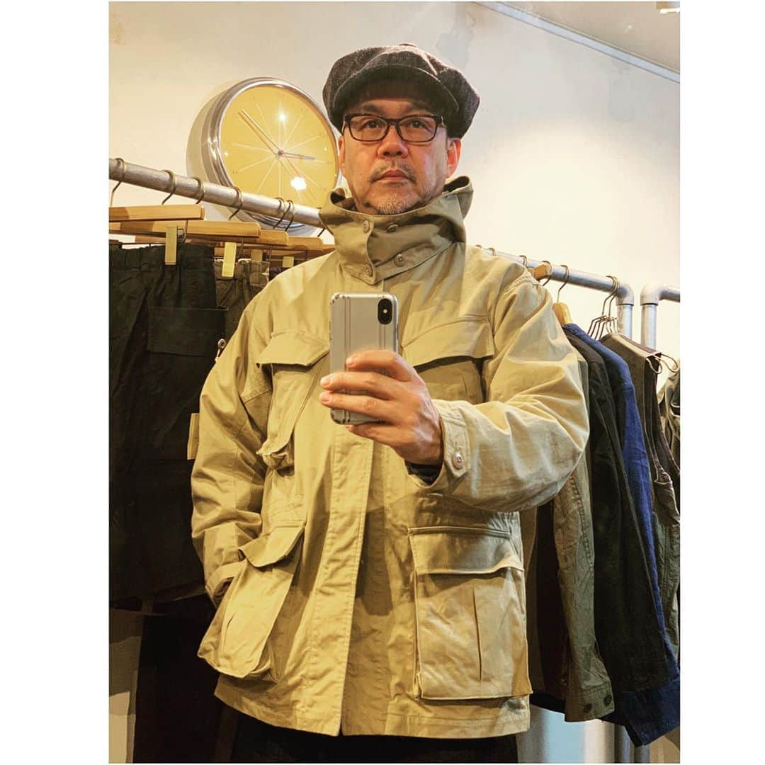 サウンドマンさんのインスタグラム写真 - (サウンドマンInstagram)「Soundman '20AW Collection  ITEM. "Nowwood "(ノーウッド）・ 713M-961Q・Khaki Beige 涼しくなったここのところ連日これを着ています。本当に便利な1着。 以下商品説明です。 "US ARMYのジャングルファティーグJKとBritish ARMYのヘリクルーパーカーを融合させたイメージのミリタリーJK。	 ジャングルファティーグJKの特徴であるボックスプリーツ入りの4つのフロントポケットを配した身頃と	腕の上げ下げがし易く可動域が広いヘリクルーパーカーの袖仕様（ピヴォットスリーブ）を合わせた。  また釦にて脱着可能のフードを	外すことによりスタンドカラーJKの見え方をする。  表地にははムラ糸入りで毛羽立ちが少ない中肉のヴィンテージライクなコットンドリルを使用。  20SS好評を博した型に暖かみのあるコットンネルの裏地を付けた秋冬ver. "  #soundman #soundman.jp #サウンドマン #2020aw #mensfashion #heritagestyle  #heritagemenswear  #madeinjapan  #usarmy #britisharmy  #military  #vintagestyle #少量生産 #junglefatigue」11月5日 16時58分 - soundman.jp