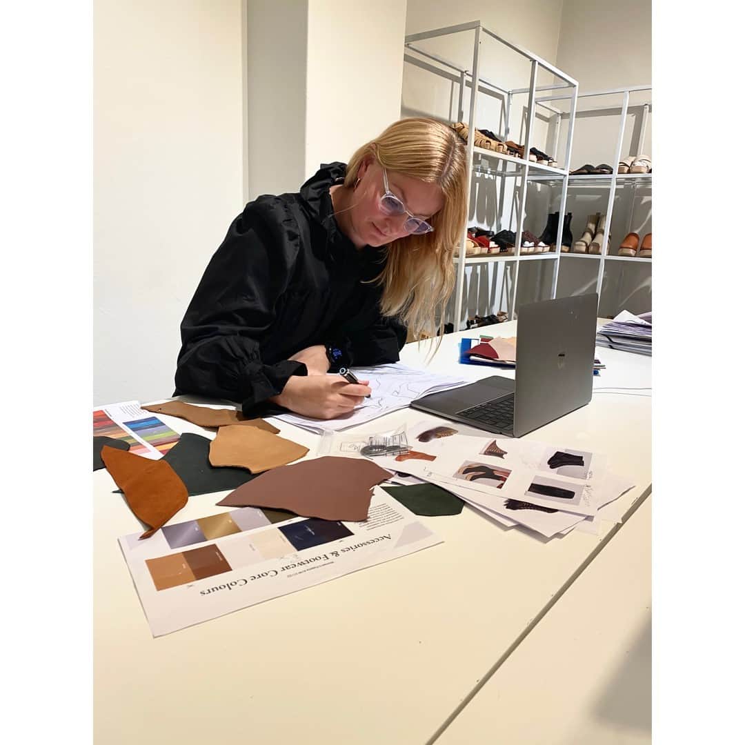 テーリポルキのインスタグラム：「The year 2020 has been very different, we can all probably agree on that. We still want to look forward and concentrate on the things that won't change. ⠀⠀⠀⠀⠀⠀⠀⠀⠀ ⠀⠀⠀⠀⠀⠀⠀⠀⠀ New collection is on the way and right now Terhi is designing the AW21-22 shoes. ⠀⠀⠀⠀⠀⠀⠀⠀⠀ ⠀⠀⠀⠀⠀⠀⠀⠀⠀ "For me this is the best thing that I know. Designing new shoes is what keeps me going." Check out our stories to see more about design process and Terhi's day at work.⠀⠀⠀⠀⠀⠀⠀⠀⠀ ⠀⠀⠀⠀⠀⠀⠀⠀⠀ #TERHIPÖLKKI #terhipölkkishoes #finnishdesign #footwear #shoes #supportyourlocal」