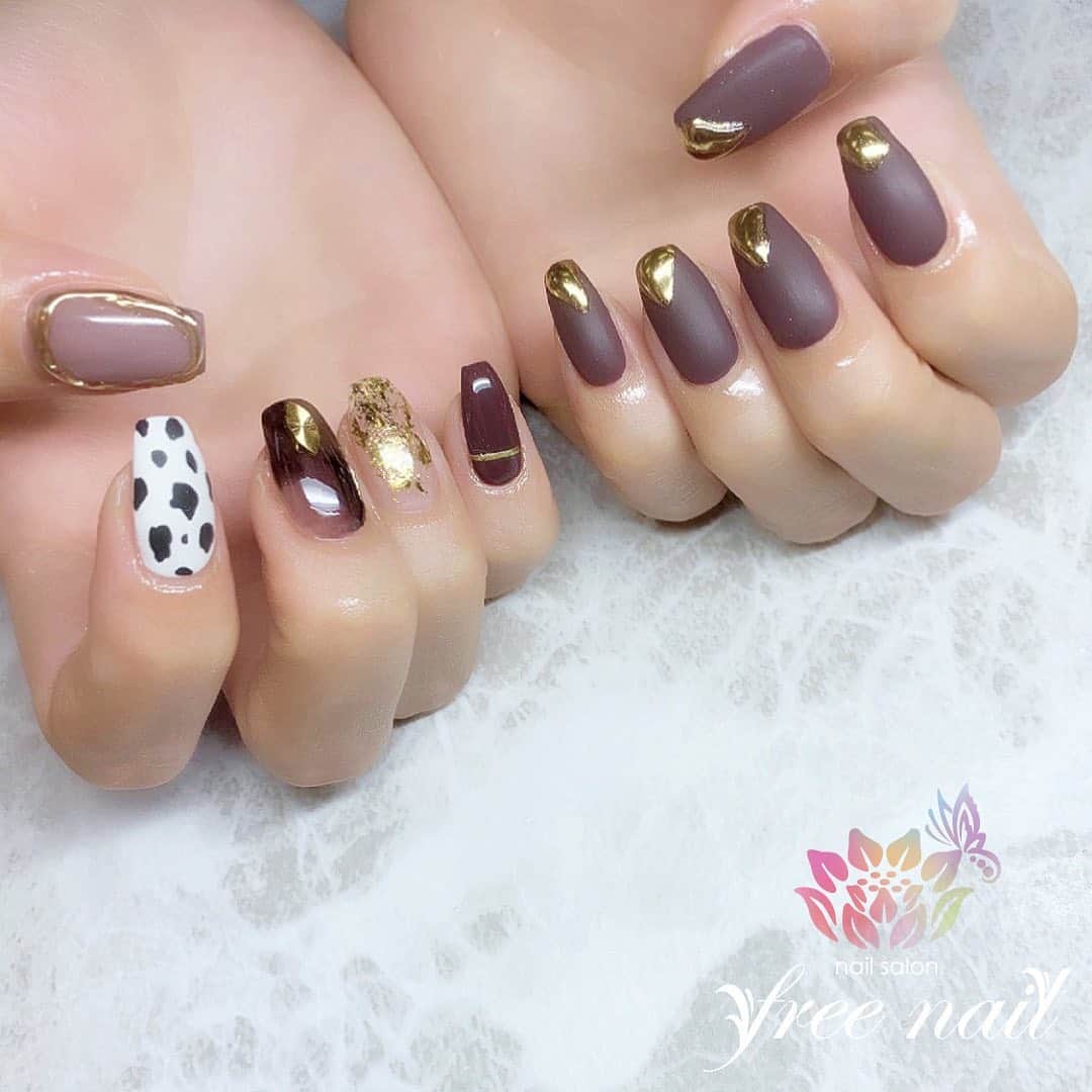 free nail フリーネイルのインスタグラム：「. お客様ネイル💅🏻🐿 . チョコレートカラーアシメネイル🍫 . オシャレでキュート🐄🤎 . ▶︎▶︎▶︎スワイプして動画も見てね☝︎🎬✨ . ご来店ありがとうございました🙇🏻‍♀️🙇🏻‍♀️🙇🏻‍♀️💗 . #ネイルアート #ジェルネイル #ネイルサロン #大阪ネイルサロン #ネイルデザイン #ネイルチェンジ #アシンメトリーネイル #アシメネイル #アニマルネイル #マットネイル #ブラウンネイル #ニュアンスネイル #デザインネイル #トレンドネイル #大人ネイル #シンプルネイル #おしゃれネイル #秋ネイル #autumnnails #nailsart #nailsdid #美甲 #日式美甲 #日式美甲胶 #日本美甲师 #日本美甲老师 #美甲上课 #日本胶 #フリーネイル #freenail」
