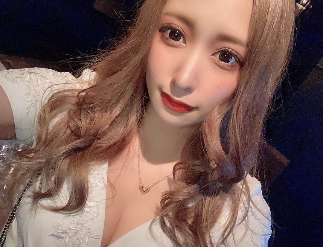 華小町のインスタグラム：「りりさん😍  皆様お仕事お疲れ様です❣ 22時迄に2名様以上でのご来店でキープボトルを1本サービスさせて戴きます😤‼️ この機会にぜひ京美人とはんなりと遊んでみてはいかがでしょうか🥺✨  当店ではコロナ対策として下記の内容を徹底して営業させていただいております。  ❣️お客様・従業員の体温チェック ❣️手指の消毒 ❣️従業員のマスクの着用 ❣️テーブルやソファの除菌・消毒 ❣️テーブル間隔を空けてのご案内 ❣️次亜塩素酸水での空間除菌 ❣️マスク、フェイスシールドの無料提供 ❣️お手洗いの定期消毒 ❣️店内清掃の徹底  当店は最善の注意を払って営業しております‼️  当店ではスタッフ、ホステスさんの募集をしております‼️‼️ 少しでも気になったり、ご興味がございましたらお気軽にDM又はお電話でお問い合わせください😍 TEL075-551-8750  #華小町 #カイザー #カイザーグループ #kaiser #キャバクラ #祇園キャバクラ #キャバ嬢 #ニュークラブ #夜職 #お水 #京都 #祇園 #錦 #国分町 #中洲 #六本木 #歌舞伎町 #北新地 #東京 #大阪 #名古屋 #福岡 #銀座 #モデル #美人 #美女図鑑  #likeforlikes #liketime」