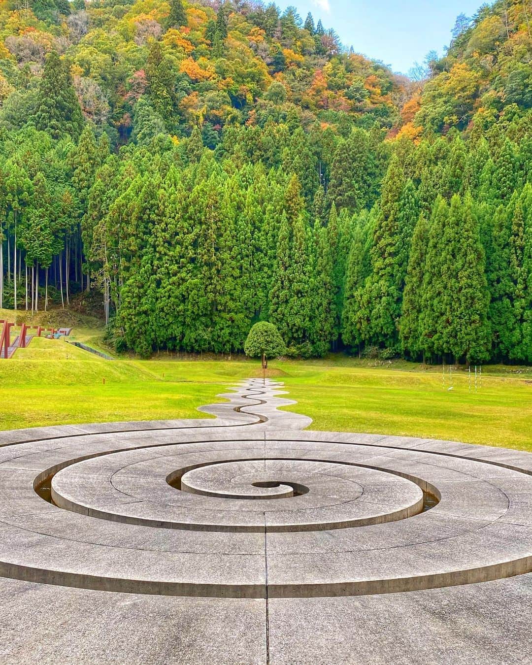 hama_aki_pppさんのインスタグラム写真 - (hama_aki_pppInstagram)「奈良県#宇陀市立公園室生山上公園芸術の森  Location Nara Japan    2020年11月3日　   定番の場所、定番の構図(らしいです)。   　  #アートギャラリー  #アート好きな人と繋がりたい  #誰かに見せたい景色  #美しい日本　 #日本庭園  #日本の絶景  #わたしは奈良派  #奈良県景観資産  #こころから  #タビジェニ　 #日本ツアーズ　 #おとな旅プレミアム  #lovers_nippon  #top_favorite_shots  #inspring_shot #beautiful_kansai #japanesetemple  #japanesegarden  #loves_united_japan  #jalan_travel  #otonatabi_japan  #igbest_shots  #art_gallery  #danikaravan  #deaf_bestshot_japan  #deaf_b_j_」11月5日 17時15分 - hama_aki_ppp