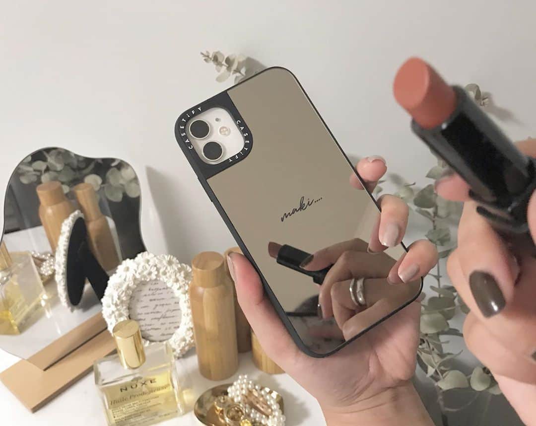 のインスタグラム：「𓍯𓂃 new スマホケース📱 @casetify_jp のだよ~🌟 ミラーになっていて、 お出かけの時に ちょっとメイク直すとき使ったりしてる🐻  好きな文字も入れられるよ💓 . . . . .  @CASETiFY @CASETiFY_jp #CASETiFY #CASETiFYミラーケース #StateYourCase #locari #mamagirl #ママコーデ#ママファッション#大人可愛い#大人カジュアル#カジュアルコーデ#シンプルコーデ #しまむら#ハンドメイドピアス#mamagirl#ハンドメイドアクセサリー#instagood#nail#セルフネイル #ヘアスタイル#ヘアアレンジ#秋コーデ#pr」