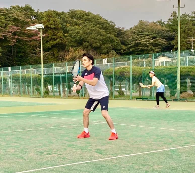 吉崎仁康さんのインスタグラム写真 - (吉崎仁康Instagram)「久々にテニスの試合に出場、相模原のJoint Sports団体戦でした♪ 予選ラウンドも含めて4試合できましたが、上手な皆さんの中で汗だくになりながら楽しんでプレーできました。いや〜、テニスを愛している人がこれほどたくさんいることを再認識！やはりテニスは楽しい、喋ってるだけでなくもっと練習しないと！また一緒に試合出てくれる方、いましたらぜひ(笑) #草トー #団体戦 #東テニス整骨院 #roche #babolat #babolatfamily #色が白い #喋れども打てず #吉崎仁康」11月5日 17時17分 - yoshiyasu.yoshizaki