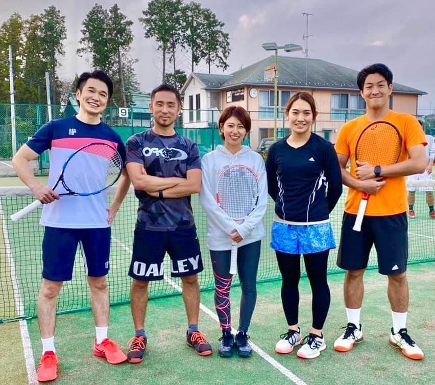 吉崎仁康さんのインスタグラム写真 - (吉崎仁康Instagram)「久々にテニスの試合に出場、相模原のJoint Sports団体戦でした♪ 予選ラウンドも含めて4試合できましたが、上手な皆さんの中で汗だくになりながら楽しんでプレーできました。いや〜、テニスを愛している人がこれほどたくさんいることを再認識！やはりテニスは楽しい、喋ってるだけでなくもっと練習しないと！また一緒に試合出てくれる方、いましたらぜひ(笑) #草トー #団体戦 #東テニス整骨院 #roche #babolat #babolatfamily #色が白い #喋れども打てず #吉崎仁康」11月5日 17時17分 - yoshiyasu.yoshizaki