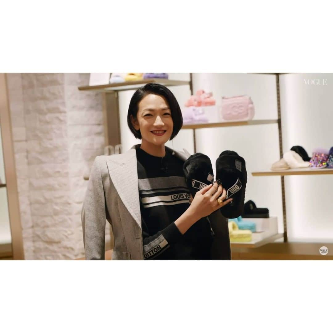 UGGさんのインスタグラム写真 - (UGGInstagram)「スーパーモデルの冨永愛さんがUGG®へ来店！  現在開催中のVogue Fashion’s Night In（FNI）。冨永愛さん（@ai_tominaga_official）が、お気に入りのショップをめぐるスペシャルコンテンツの撮影で、UGG®表参道ヒルズ店へ。フラッフサンダルの試着や実際のご購入など、UGG®でショッピングを楽しんでいる様子が動画で公開中。「冨永愛　FNI」で検索してみて！  @voguejapan   #UGGサンダル #UGGJAPAN #FNOJP  #VogueFNIでオンラインショッピング #冨永愛 #サステイナブル #SDGs」11月5日 17時18分 - uggjapan