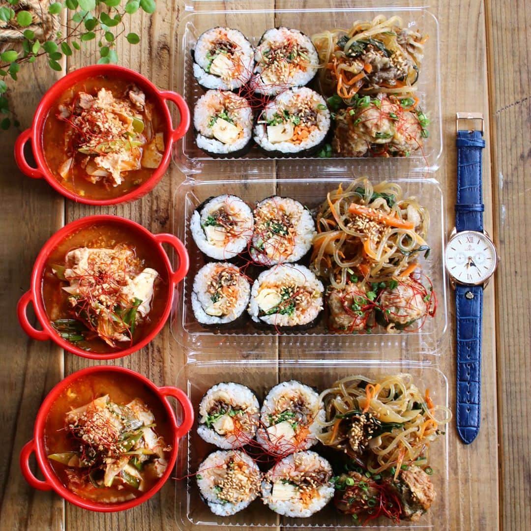 Atsukoのインスタグラム：「Today's  lunch 2020.11.05 ・ キムチチゲ キンパ チャプチェ ピーマンのジョン ・ 本日の仕出し屋目メニュー。 むすめのお弁当３人分。 今回は韓国スペシャル。 いつも遊んでくれてるお友達が韓国料理すきみたいなので😆 キンパの動画はこちらから 👉 #あつこのキンパ ・ 一緒に写っているのは @loborjapan さんの時計。 MERIDIAN PERIHERI。ブルーのバンドが素敵😍 娘が欲しそうだったのでよかった❤️ 今ならクーポンついてます。 ↓↓↓  クーポンコードは、 【sakurjzb】 ご使用で10パーセントオフになります。 (クーポン使用期限は本日より1年間) ･ ･ これからの時期イベント目白押しなので、気になる方はぜひ！ ストーリーにURL貼っておきます！ ･  #lobor #ロバー #腕時計 #時計 #手元倶楽部」