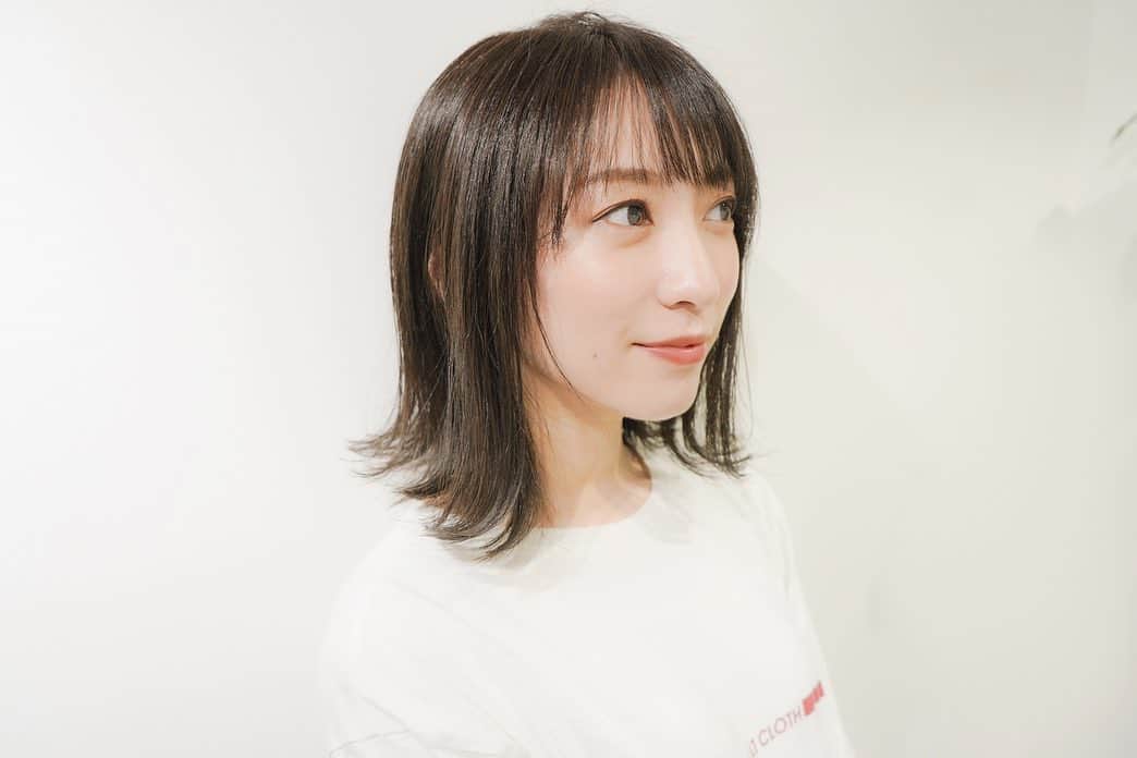 瀬口かなのインスタグラム：「﻿ イベント前に、﻿ 髪色を少し落ち着かせて﻿ いつものかんじで前髪をすこーし切ってもらったよ✌️﻿ ﻿ やわらかいこのベージュカラー﻿素敵ぃ☺️🤎﻿ ﻿ ﻿ @ryotakoba62 さんありがとうございます🙇‍♀️﻿ ﻿ ﻿ #instalike #instadaily #instagood #haircolor #ヘアカラー #切りっぱなしボブ #ミディアムボブ #ブラウンカラー #アッシュベージュ」