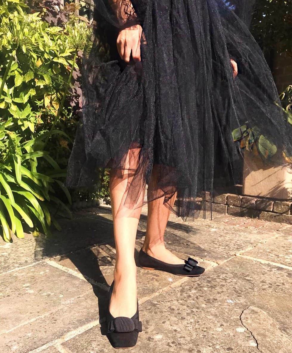 ルパートサンダーソンのインスタグラム：「Your forever pumps I Introducing Ace in Black Suede, ideal shoes for everyday comfort I Styled by @alexandrafullerton I #BalletPumps #ComfyShoes #LockdownShoes #PerfectPumps #SquareToe #RupertSanderson」