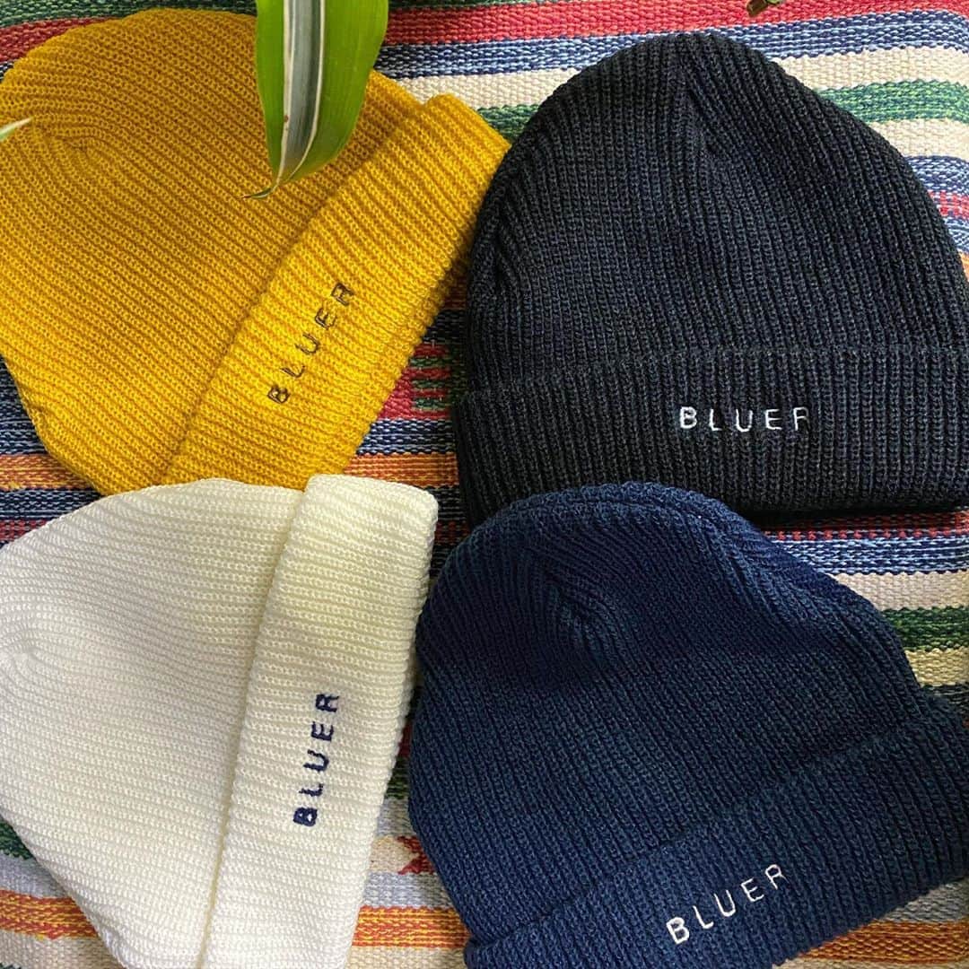 のインスタグラム：「🧵BLUERロゴ刺繍ビーニー もふもふ。ぬくぬく〜❄️  ✔︎2枚目　刺繍アップ ✔︎3枚目　フラットにして被ってね ✔︎4枚目　刺繍の裏  ¥5800（税込） 🎉BLUERミニシールセット付き  🎪BLUERオンラインSHOP @bluer.tokyo URLからリンク﻿ 🔗 http://www.bluer.tokyo ﻿ #bluerco﻿ #teambluer﻿ #海 #キャンプ﻿ #お買い物 #冬じたく」