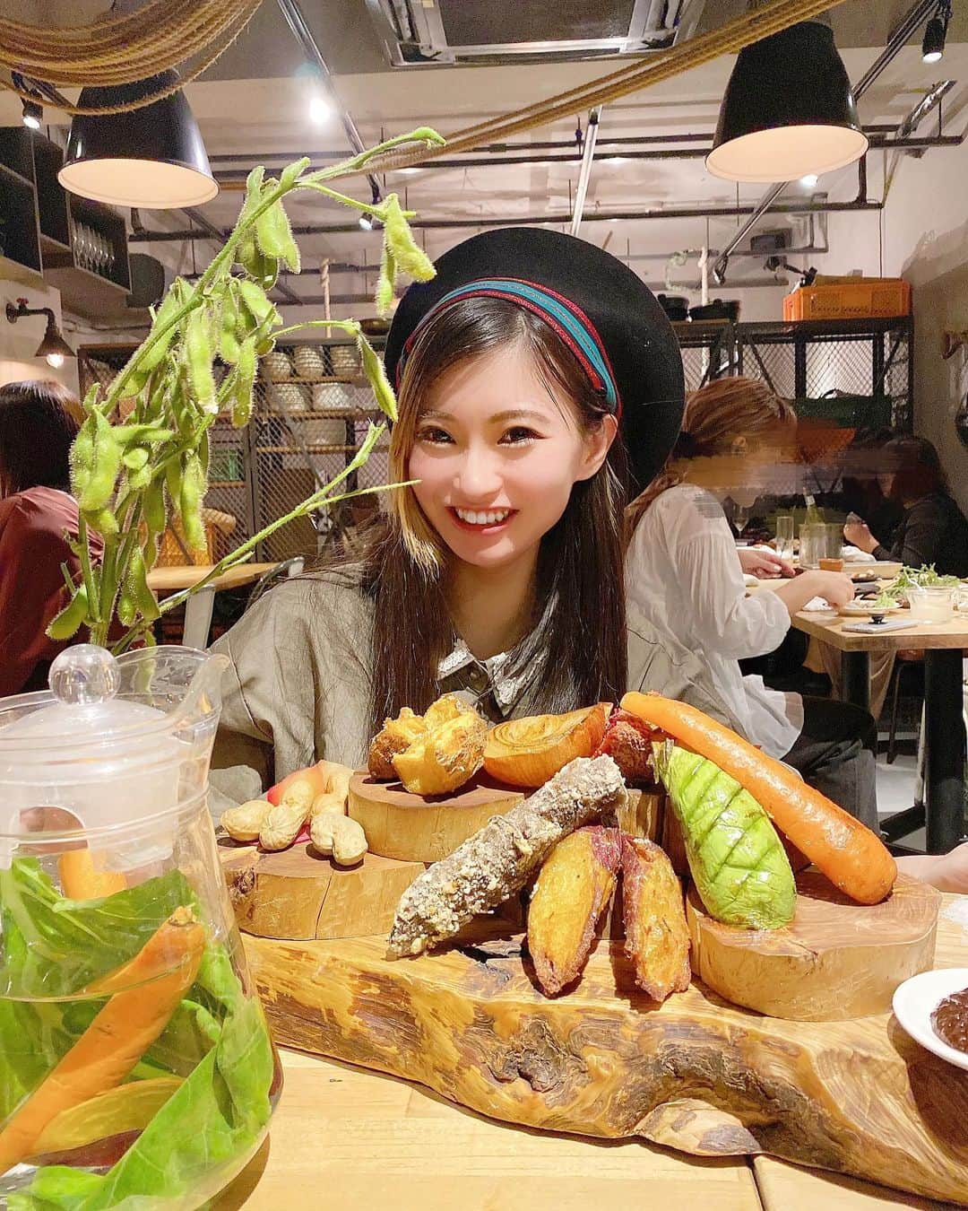 葦原海さんのインスタグラム写真 - (葦原海Instagram)「#東京  .  \\ 飲食店(食事系)で唯一リピートしてる //  📍WE ARE THE FARM ( @official.wearethefarm )     無農薬の旬の野菜が沢山食べられるの🥬   初めて行った時はこの豪快に盛り付けられた バーニャカウダを撮りたくて(食べたくて) 行ったんだけど、めちゃくちゃ美味しいし、 無農薬で素材にもこだわっていて🥕  食べきれなかった分はお持ち帰りできて、 店員さんの対応も含めて気に入って 色んな店舗に行ってるんだ😌✨✨    お肉も低温調理で柔らかくて美味しいよ〜🍖 中でも鶏肉がほんとしっとりしていて… お肉料理なら鶏肉が1番お気に入りです🐓 . . 今回は2週間限定で登場する枝豆が なんと枝付きで…😳🌿！！これまた豪快😂 思わず、写真も動画も撮ってしまった〜🙃♪     それぞれの店舗でコース内容や盛り付けも違うから 是非行ってみてね(๑>◡<๑)✌🏻💕  📷⇨10月に行った渋谷店と豊洲店 . . . 【詳細】   🕒営業時間 ランチ▶︎11:30-15:00(L.O.14:30) ディナー▶︎17:00-23:30(L.O.🍴22:30/🍹23:00) ※ 店舗によって異なる場合があります。 ※ 予約可 (私は基本予約していくよ！) ※不定休   💰予算 ランチ▶︎1000円〜/ 1人 ディナー▶︎3000円〜/ 1人  🚃最寄駅 渋谷駅より徒歩 10分(利用したよ) 神泉駅より徒歩 3分     ♿︎❤︎レポ 店舗によって階段があるけど 店員さんが気さくに持ち上げてくれた！  恵比寿⇨入り口階段 渋谷⇨入り口に段差2段 豊洲⇨フラット 麻布十番⇨フラットだったはず    どこもテーブル席で 椅子を外してもらったよ！！  豊洲は、ららぽーと内にあるので 多目的トイレの心配もいらないよ〜👍 . . . . . #東京グルメ #渋谷 #無農薬 #オーガニック  #wearethefarm #shibuya #foodblogger #organic #vegetables」11月5日 17時23分 - myu_ashihara