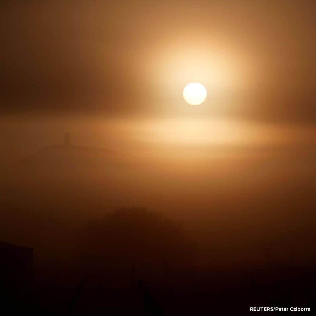 ABC Newsさんのインスタグラム写真 - (ABC NewsInstagram)「The sun rises behind Saint Michael’s Church and Glastonbury Tor, England. #sunrise」11月5日 17時23分 - abcnews