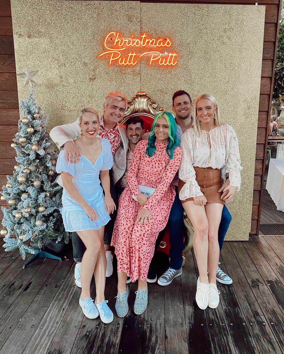 シェパードのインスタグラム：「Place your bets on who is going to win #christmasputtputt」