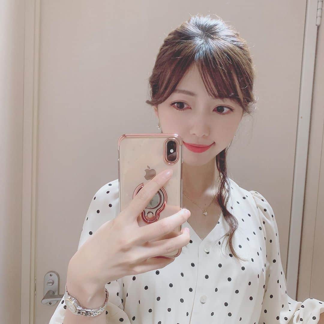 川又智菜美のインスタグラム：「珍しく鏡越しショット🤳﻿ ﻿ 慣れておらず、﻿ 結構難しかったです…😂﻿ ﻿ 2枚目はなんとなーく﻿ はっちゃけてみました❣️笑﻿ ﻿ これから基本的に﻿ ✳︎月曜深夜〜火曜朝﻿ ✳︎日曜朝〜お昼過ぎ﻿ を担当することになりました💓﻿ ﻿ ぜひご覧ください☺️﻿ ﻿ #日テレNEWS24 #N24」