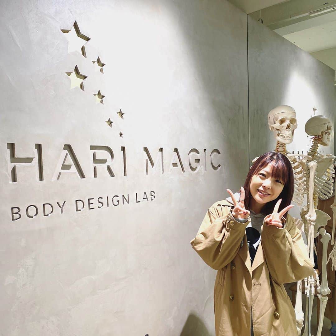 小川麻琴さんのインスタグラム写真 - (小川麻琴Instagram)「11月に入り、なんだかどっと身体の疲労を感じたので「HARI MAGIC」さんに身体のメンテナンスをしてもらいに行ってきました😌  ここの院長先生、本当に腕が良くてね。  一回の施術で身体が凄く楽になるし、正しい位置に身体が戻ったことをしっかり実感できるの✨  今回は頭皮に鍼もやってくれたんだけど、、施術後めちゃくちゃ顔がスッキリして目もパッチリなってて、自分でも鏡を見て驚きました🙈  頭皮のマッサージって大事なんだね😳  院長のお陰で身体が復活したので、今月もまだまだ頑張ります！  ありがとうございました🙇‍♀️  #harimagic  #代官山 #本格鍼灸治療  #身体の歪み  #骨盤矯正 #メンテナンス  #大事  ●THE BODY ／美容鍼   担当　杉野」11月5日 17時25分 - 1029_makoto