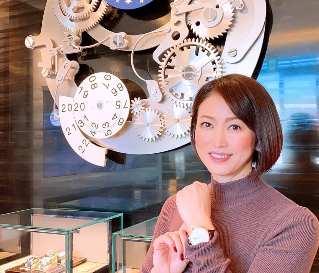田中雅美さんのインスタグラム写真 - (田中雅美Instagram)「明日オープンの名古屋の新商業施設「BINO栄」に、東海地区で路面店初出店する時計ブランド「IWC」に伺ってきました。  ・ ・ 40歳になった時にどうしても欲しくて、頑張って自分で購入した今でも憧れのブランド。  ・ ・ この時計を身に付けると、不思議と背筋が伸びるような感覚というか、気持ちが前を向いて、今日も頑張ろうって思えるのです。  ・ ・ IWCには永久保証が付いているとのことで、将来的には子供に受け継がせたいと思ってます。 娘かな…息子かな…。  ・ ・ 名古屋のこちらの路面店にも、たくさんの素敵なデザインが。。 ほ、欲しい。。笑  ・ ・ 50歳になったら… 60歳になったら… いつかの結婚記念日に…  なんて、 決して安くはないし、大切なお買い物だから、だからこそ目標になりますよね。  ・ ・ #iwc #憧れ #時計」11月5日 17時27分 - tanakamasami_official