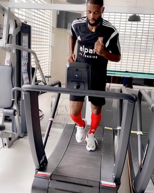 のインスタグラム：「No pain no gain 💯💯🙏🏽#tchakap」