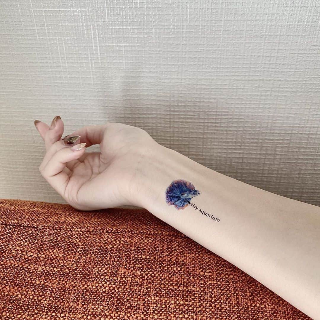 岩下真奈さんのインスタグラム写真 - (岩下真奈Instagram)「2020.11.05 #tattoo 🕊 * お魚腕泳いでんの可愛すぎる𓆝𓆟𓆜𓆞❤︎.* . タトゥーシールをsuhada( @suhada_irodore )様で 購入しました🤍 タトゥーは半袖で見える季節の方が良いかなと思ったけど、 手首につけてふと腕まくりした時とか 袖から見えるのえぐ可愛い🤤 お出かけの時に「見えないところで私は魚を飼って連れているぞ…！」って思いながら歩くのもたまらん(変態) 大事に大事に消費しよう💭 . . . #model #fashion #makeup #ootd #portrait #suhada  #タトゥー #タトゥーシール #タトゥー女子 #タトゥーデザイン #friday #pr #部屋撮り #ビキニ #グラビア #ミスコン #メイク #邦ロック好きな人と繋がりたい #自撮り界隈 #自撮り界隈の人と繋がりたい #三白眼 #ショートヘア #ヘアアレンジ #おしゃれさんと繋がりたい #ファッション #ポートレート #撮影依頼募集中 #被写体 #いいね返し」11月5日 17時30分 - mana_mdleam