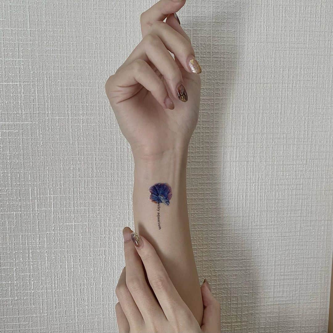 岩下真奈さんのインスタグラム写真 - (岩下真奈Instagram)「2020.11.05 #tattoo 🕊 * お魚腕泳いでんの可愛すぎる𓆝𓆟𓆜𓆞❤︎.* . タトゥーシールをsuhada( @suhada_irodore )様で 購入しました🤍 タトゥーは半袖で見える季節の方が良いかなと思ったけど、 手首につけてふと腕まくりした時とか 袖から見えるのえぐ可愛い🤤 お出かけの時に「見えないところで私は魚を飼って連れているぞ…！」って思いながら歩くのもたまらん(変態) 大事に大事に消費しよう💭 . . . #model #fashion #makeup #ootd #portrait #suhada  #タトゥー #タトゥーシール #タトゥー女子 #タトゥーデザイン #friday #pr #部屋撮り #ビキニ #グラビア #ミスコン #メイク #邦ロック好きな人と繋がりたい #自撮り界隈 #自撮り界隈の人と繋がりたい #三白眼 #ショートヘア #ヘアアレンジ #おしゃれさんと繋がりたい #ファッション #ポートレート #撮影依頼募集中 #被写体 #いいね返し」11月5日 17時30分 - mana_mdleam