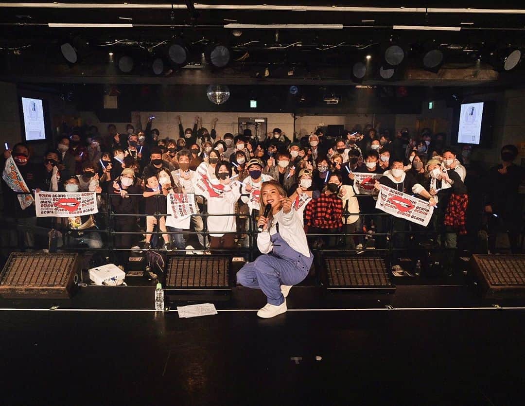 acaneのインスタグラム：「・ 『acane goodsong covers ONEMAN LIVE』 にお越しくださった皆様、 配信を見て下った皆様、 関係者の皆様、 本当にありがとうございました！  泣くとか全く思ってなかったのに 幕を開けたらずっと見たかった景色が 目の前にあって、 一曲目から泣いてしまった、。。 まだまだ未熟だと 感じるところも沢山あったので、 これからも成長できるように頑張ります！  正直、久しぶりに歌うことが 心から楽しいって思いました！ やっぱりacaneは歌うことが大好きだし、 過去や未来も大事だけど、 今をなにより 愛しいものにしていけるように 生きていきます！  真面目な話しをしたら 急に敬語になりました！笑笑  acaneは、好きなことで 食っていきたい！ まじで簡単なことじゃないけど  人と比べずに自分がどうなりたいか 幸せにしたい人は幸せかが あかねにとって一番重要だなと。  アンコールで告知も沢山ありましたが 2021.01.25には 6周年ワンマンライブもあります！ これからも幸せにしたい人を 幸せにしていこうと思います。 ありがとうございました。！  photo by @mika_nagaoka_」