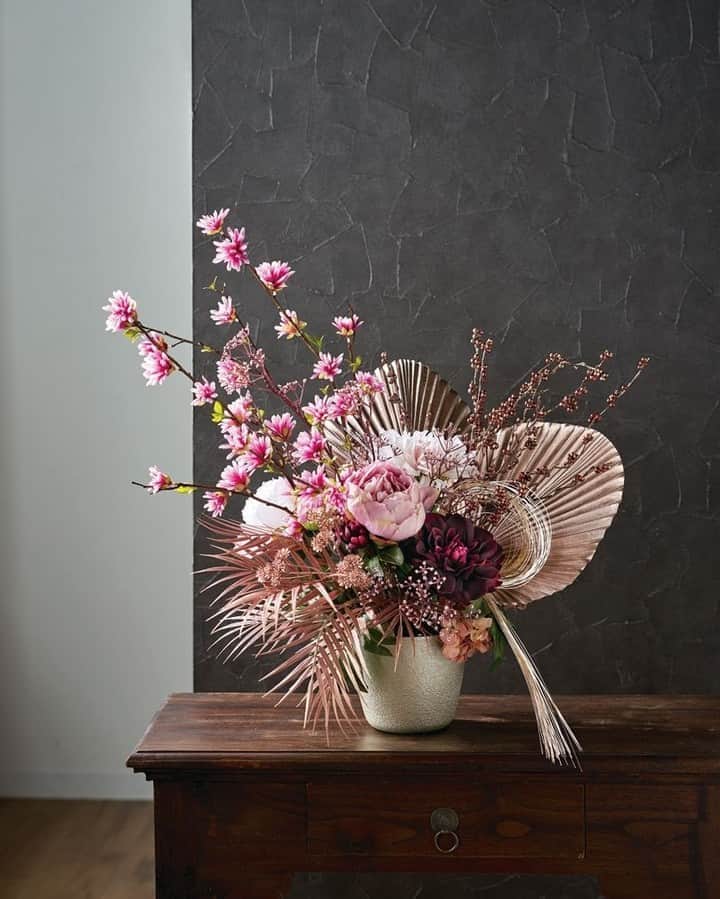 東京堂アーティフィシャルフラワーMAGIQのインスタグラム：「・ 【アーティフィシャルで季節を迎える】 ～Ｗinter Color Flower🎍NewYear (ウィンターカラーフラワー🎍正月）～ ・ 『きらり花 －Kirarika－』 きらりと輝く枝や葉を和花とアレンジ。伝統とモダンが融合した、いつもと違うお正月を迎えてみませんか🌟 ・ FJ1806-2　メタリカファンパーム FJ3013　ローズゴールドファーン FJ1788-3　華やぎ実枝 FJ2568-2　煌めきかすみ草 FM3900　紅色マンサク FW94645-11.46 シャルモントピオニー FW94646-46 　シャルモントダリア FM1283-7　ダリアボーテ FJ3950-2　グロッシーフラワー FM5000-42　マチュアハイドレンジア MH60-1　色水引 MH5000-30　光水引 GS530　プラべメタリックボウル  ・ ・ 【ジョイフル クリスマス🎄キャンペーン】開催中！ 期間:2020年11月2日(月)〜11月30日(月) 入賞→ ６名 発表→ 12月3日(木) 、4日（金） ・ ●テーマ 【クリスマス🎅】の写真を投稿してください。 ・ 応募は簡単！ 以下参加方法にて、どなたでも参加OKです。 ◎参加方法 ① @magiq.jp をフォロー ② #magiqクリスマス2020 をタグ付けて投稿して下さい！ ・ 皆さまのご参加をお待ちしております！！ ・ ・ #MAGIQ #MAGIQのある暮らし #TOKYODO #東京堂 #アーティフィシャルフラワー #アーティフィシャル #アートフラワー #造花  #フェイクフラワー  #花 #花のある暮らし #花のある生活 #花好きな人と繋がりたい #花を飾る #インテリア #インテリアフラワー  #フラワーデザイン #フラワーアレンジメント #フラワーアレンジ #アレンジメント #artificial #artificialflower #flowerofinstagram #flowersoninstagram #花藝 #꽃스타그램 #조화 #お正月アレンジ #お正月飾り」