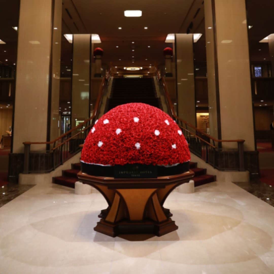 Imperialhotel_jp_帝国ホテル 公式さんのインスタグラム写真 - (Imperialhotel_jp_帝国ホテル 公式Instagram)「～帝国ホテル 東京のクリスマスイルミネーション～ 今年も帝国ホテル 東京のクリスマスイルミネーションが始まりました！「光のツリー」は、医療従事者の方への感謝の気持ちを込めて、ブルーライトで照らしています。また、11月に帝国ホテル開業130周年を迎えたことにちなみ、記念ロゴをあしらった装飾で、エンターテインメントの街・日比谷の夜をきらびやかに彩ります。 そして、毎年人気のロビーの赤いバラには、「ユミカツラインターナショナル」のウエディングドレスの生地を再利用して作ったチュールの花をアクセントとして飾りました。ぜひお近くでご覧ください。 ロビー装花の詳細は @imperialhotel_jp_official プロフィールURL（公式HP）より「帝国ホテル 東京」→「今月のロビー装花」へ。  #imperialhoteljp #imperialhotel #imperialhoteltokyo #japan #tokyo #hibiya #ginza #uncommontravel #Xmas #Christma #illumination　 #帝国ホテル #帝国ホテル東京 #東京 #日比谷 #銀座 #クリスマス #クリスマスイルミネーション #130周年　 #帝國飯店 #帝國飯店東京 #日本 #임페리얼호텔 #임페리얼호텔도쿄 #일본 #도쿄」11月5日 17時31分 - imperialhotel_jp_official