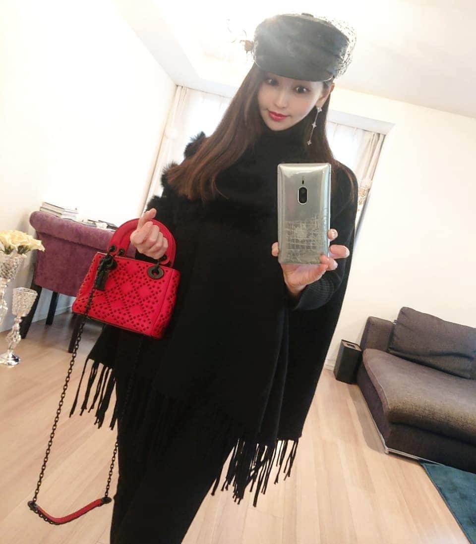 CHIKAさんのインスタグラム写真 - (CHIKAInstagram)「. ポンチョとスキニーの真っ黒コーデに、真っ赤なbag👜と真っ赤なリップ💄♥ . . Newポンチョ @roseaura131  ピアス @fiveten__accessory  bagと帽子 @Dior . #ポンチョ #ニット #秋冬ファッション #Instafashion #instaootd #ピアス #揺れるピアス #fashion #ママ #ママコーデ #女性経営者 #サロンオーナー #スキニー #Dior #Diorbag #ladydior #帽子 #キャスケット #ブラックコーデ」11月5日 17時32分 - chika72714