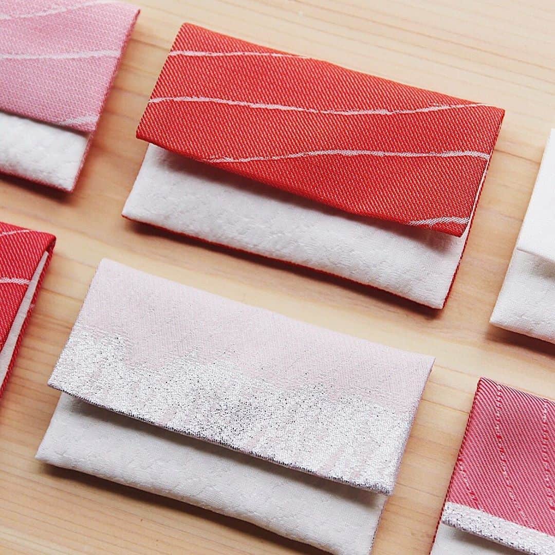 haconiwa / 箱庭のインスタグラム：「まるで“お寿司”に見える織物！？🍣﻿ 老舗織物メーカーと寿司好きデザイナーが共同開発したブランド「メゾン寿司」。﻿ ﻿ haconiwaの記事でもご紹介しましたが、チェックしていただけましたか？﻿ ﻿ ワサビをイメージしたボタンがかわいいコインケースやサコッシュなど様々な寿司アイテムを展開中。11/1には新しい寿司ネタも登場したそうなので、要チェックです〜！﻿ ﻿ #メゾン寿司#寿司#sushi#寿司ファブリック#寿司雑貨#寿司好き#maisonsushi」