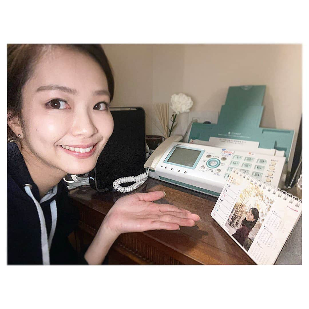 下村彩里さんのインスタグラム写真 - (下村彩里Instagram)「#衣装 x #お花　シリーズ コート:#tiara 上下:#tiara ピアス:#grosse  . いつも素敵な衣装アクセサリーありがとうございます🙇‍♂️✨ . #ポニーテールだけど #背景と同化して #ベリーショート にも見える...🤣😳 . さてさて もう2020年も残すところあと2ヶ月をきりましたが、来年の#カレンダー は準備できてますか？👀✨ . . #テレビ朝日アナウンサーカレンダ 2021 が 我が家にも届きました🌟 (電話横にセッティング🥳☎️) . 来年のちょうど今の時期 11月の一週目は私が担当です🍁✨ . @anno_calendar  では引き続き #カレンダー には載っていない #オフショット #未公開写真 を公開中🌟 　 是非覗いてみてくださいね😉  #下村彩里#報道ステーション #気象情報#テレビ朝日アナウンサー#テレビ朝日#アナウンサー#アナウンサー衣装 #アナウンサーカレンダー#anchor#costume#japanesefashion #november#calendar」11月5日 17時34分 - sairi.shimomura_ex