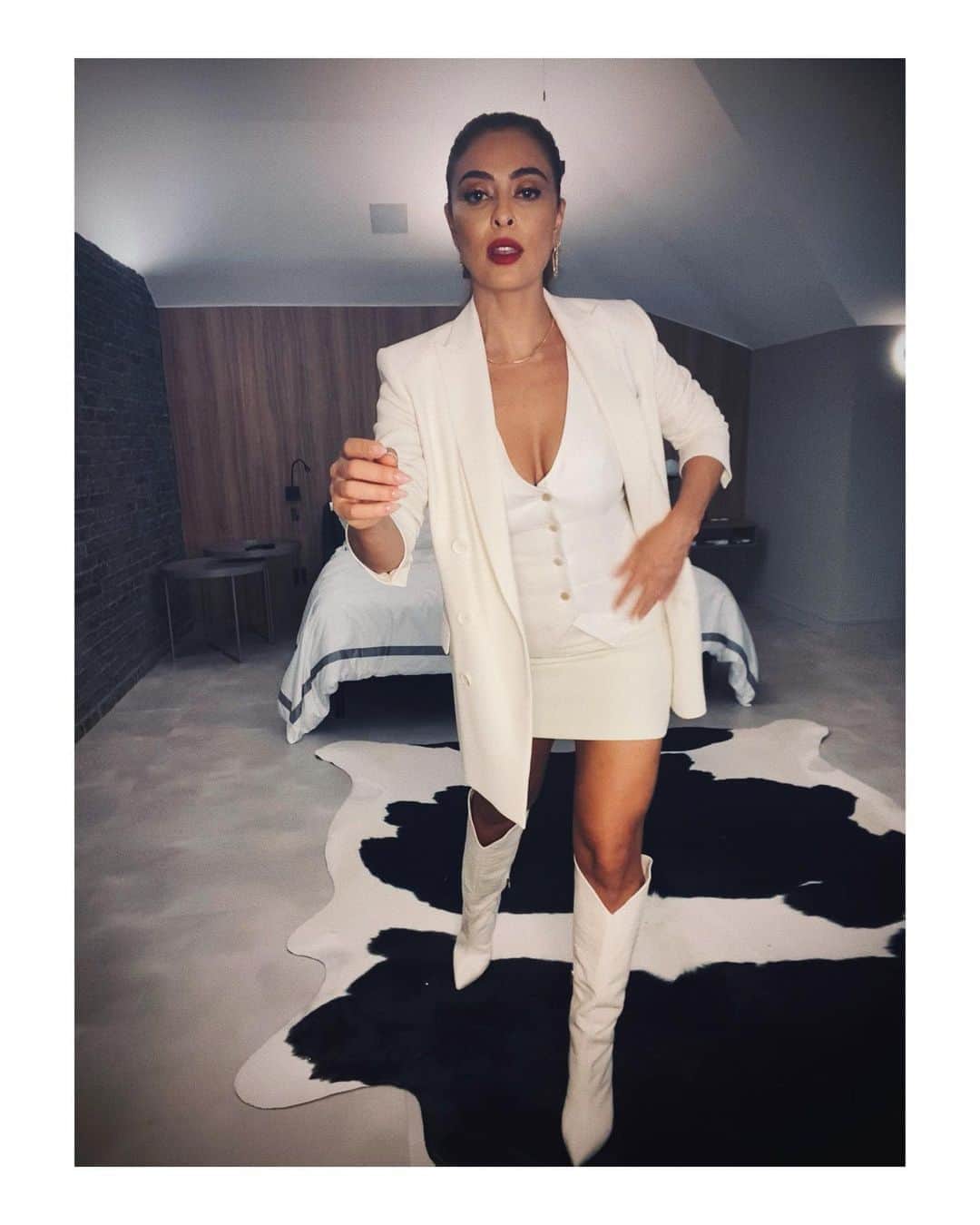 ジュリアナ・パエスのインスタグラム：「Tudo que vc precisa é um filtrinho granulado e uma bota off white! #amobotas」