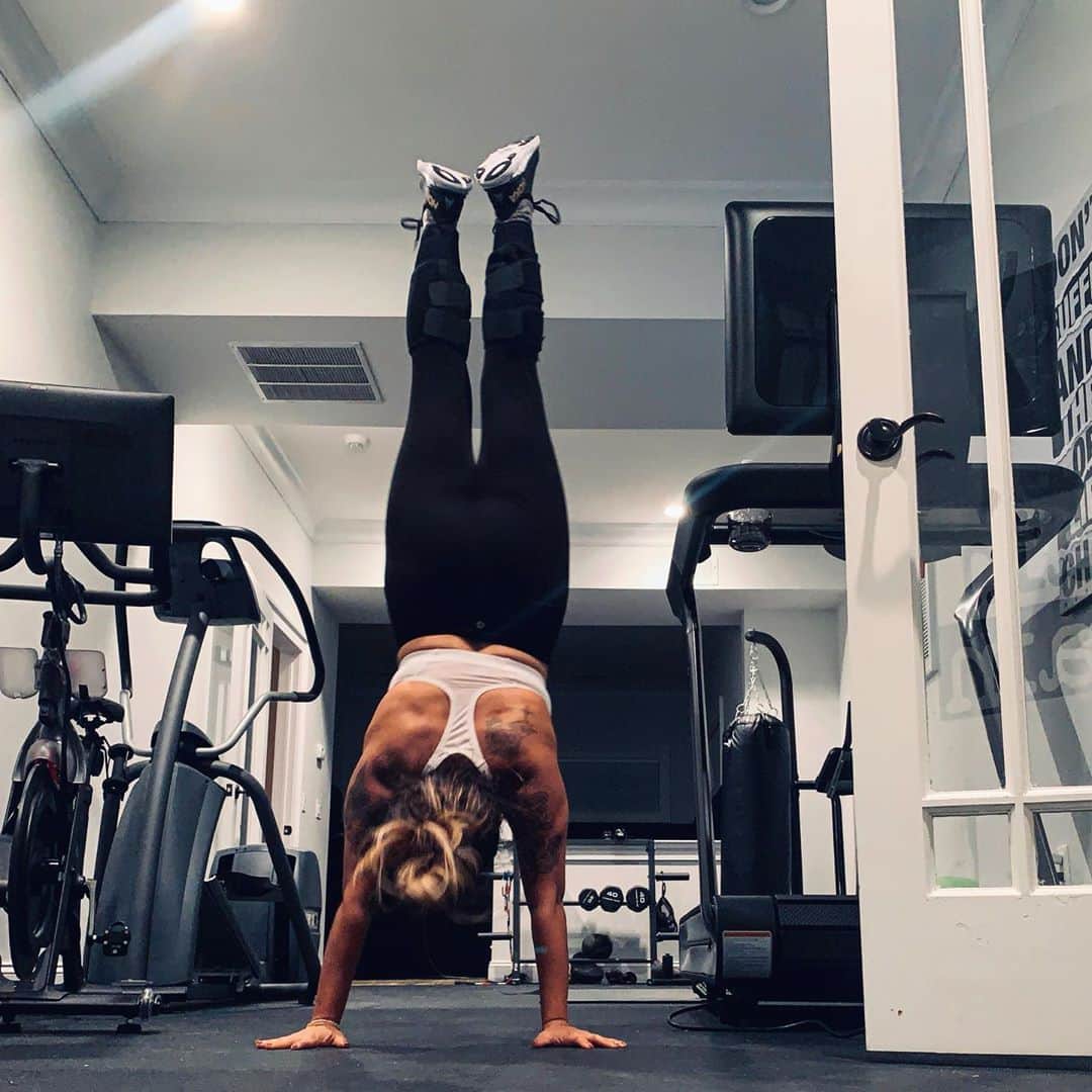 ニコール・ ポリッツィのインスタグラム：「Time to get lean 💪🏾 #FitMawma #iruntodrinkwine」