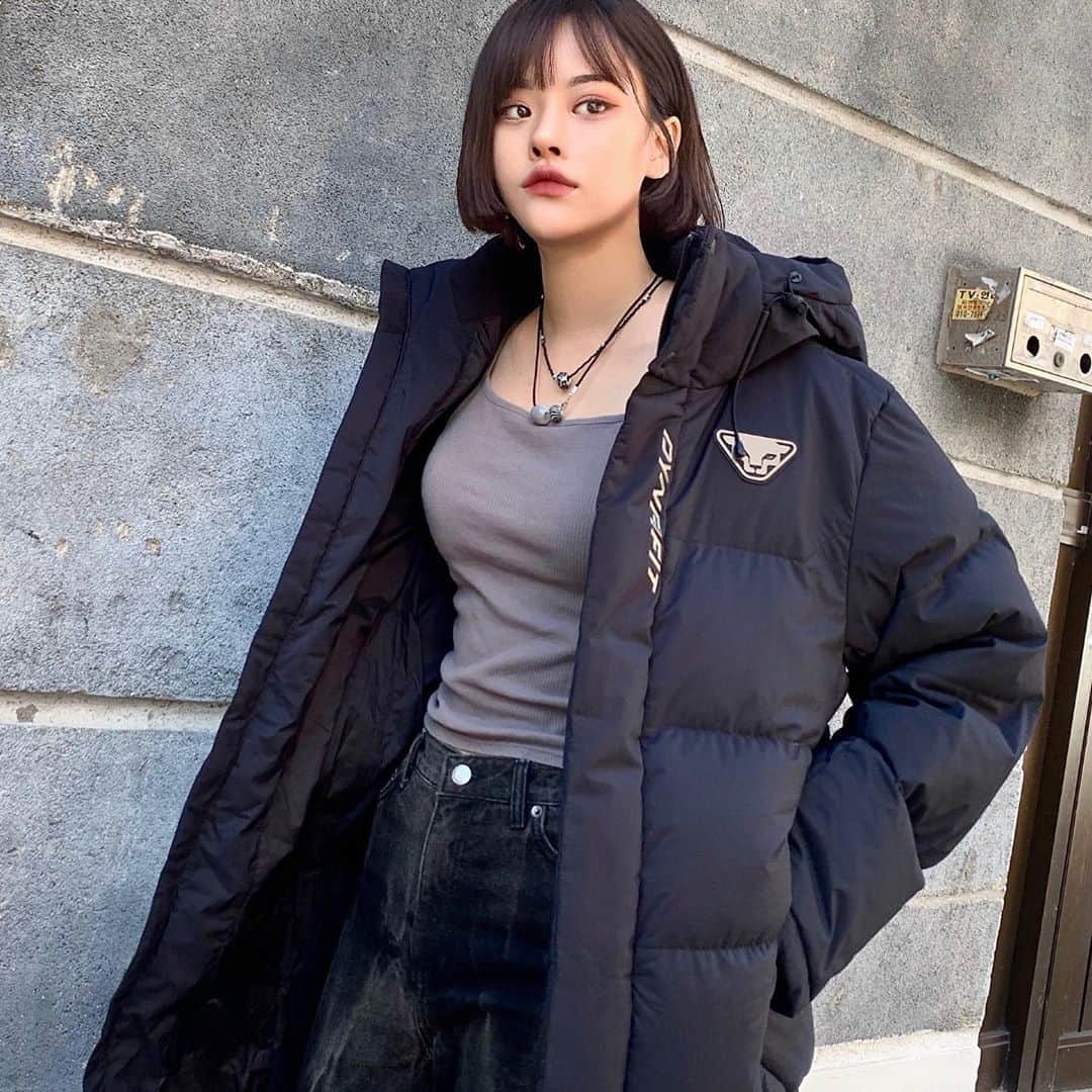 ビヤのインスタグラム：「#광고 @dynafit_kr 요며칠 날씨가 너무 쌀쌀해져서 오늘부터 패딩개시 ! 🌬 ⠀ #다이나핏 #패딩 #롱패딩 #다운점퍼 #벤치다운 #자켓 #DYNAFIT」