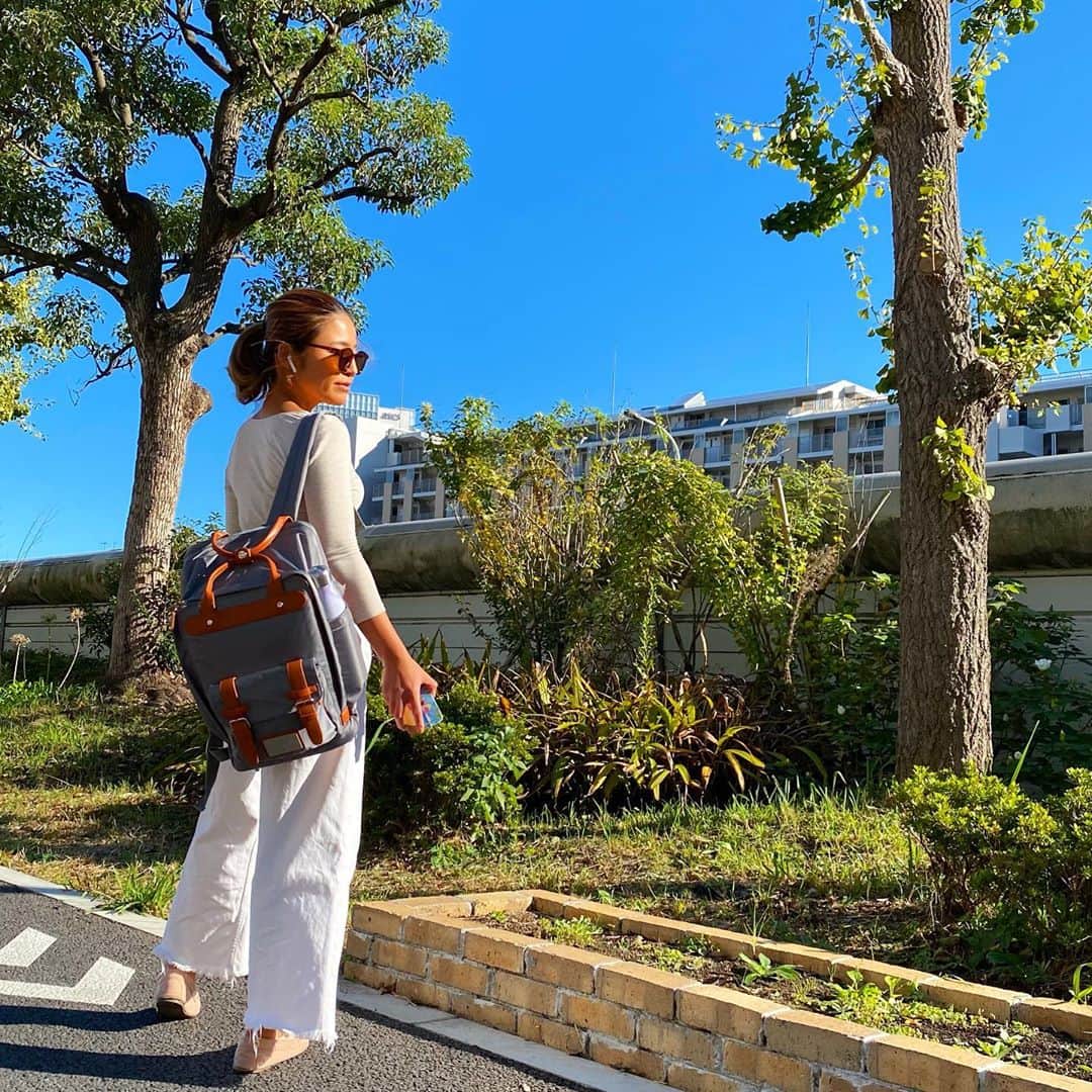 なーみのインスタグラム：「🎒 @gastonluga シングルスデーセール‼️ ガストンルーガ最大級のセールがやってきました🥳 全品20％オフ！に加えクーポンコード『namiG L』使用でさらに10％オフ✨ 。 。 軽くて丈夫で用途抜群なバックパックは 普段から使いに、通学に、イイー🥰 買うなら今だね( ⊙‿⊙) 。 ガストンルーガは動物にも環境にも優しい ヴィーガンレザーが使われています✨ 。 最大30％offのクーポン割引が使えるのは公式ストアのみ👍 ●公式オンラインストア　http://gastonluga.com 送料、返送料無料　➕　国内配送 。 #GastonLuga #ガストンルーガ #バックパック」