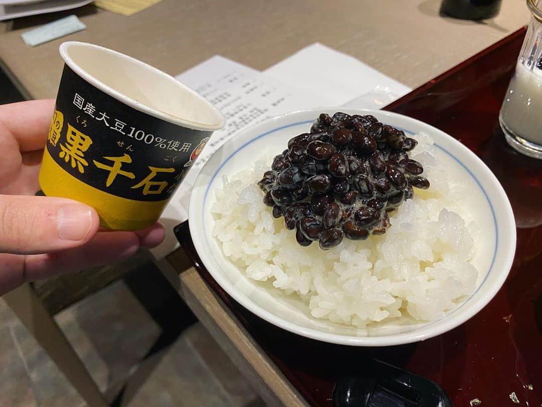 秋山燿平さんのインスタグラム写真 - (秋山燿平Instagram)「早！ 今天早餐是黑色納豆，看起來有點嚇人，但味道跟普通納豆一樣。想吃嗎？」11月5日 9時01分 - ya.polyglot