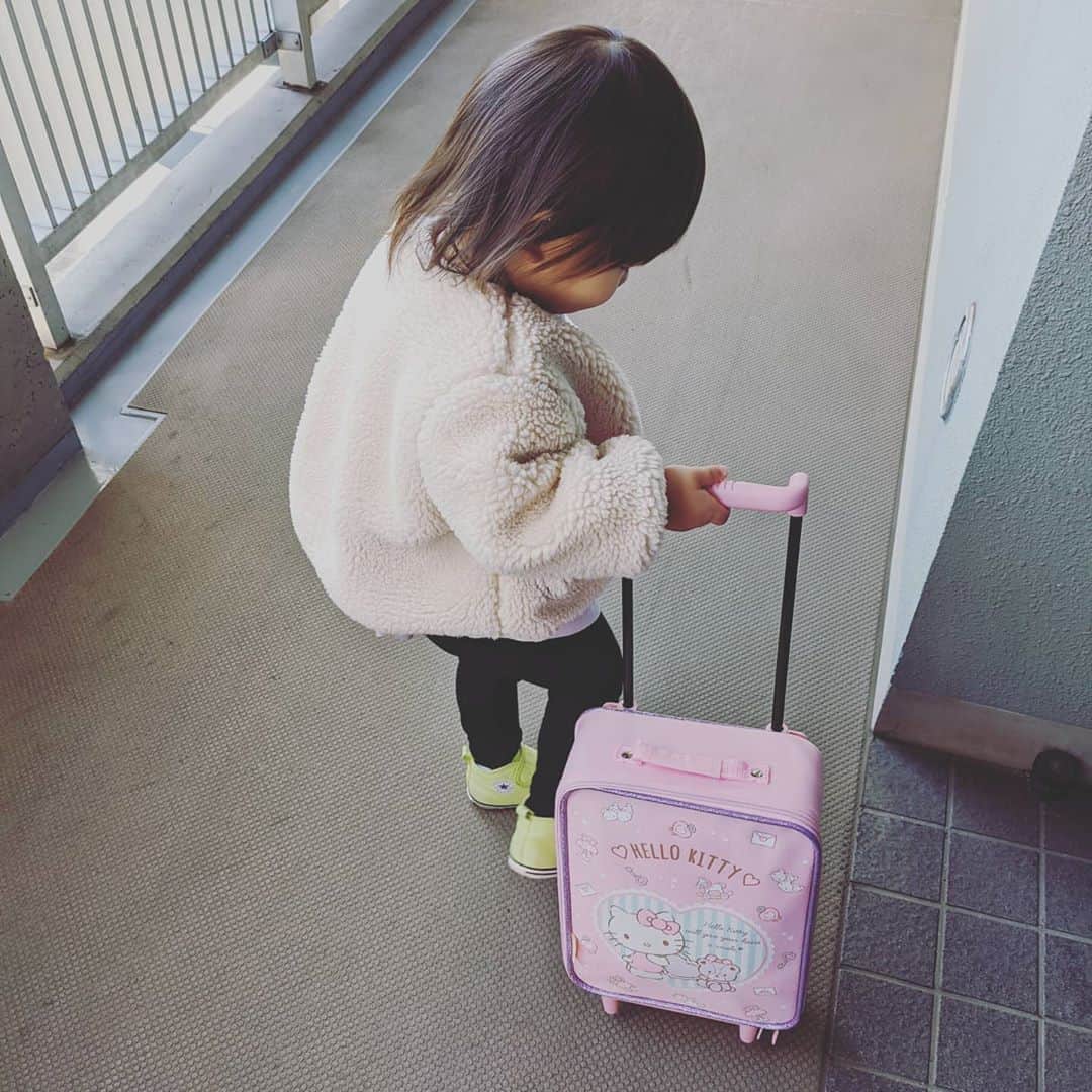 畠山智妃のインスタグラム：「ちょっくらBirthday🎂旅行行ってくるゎ(๑˙❥˙๑)  #もうすぐ2歳 #母ももうすぐ○2歳#久々の旅行 #晴天 #家族旅行」