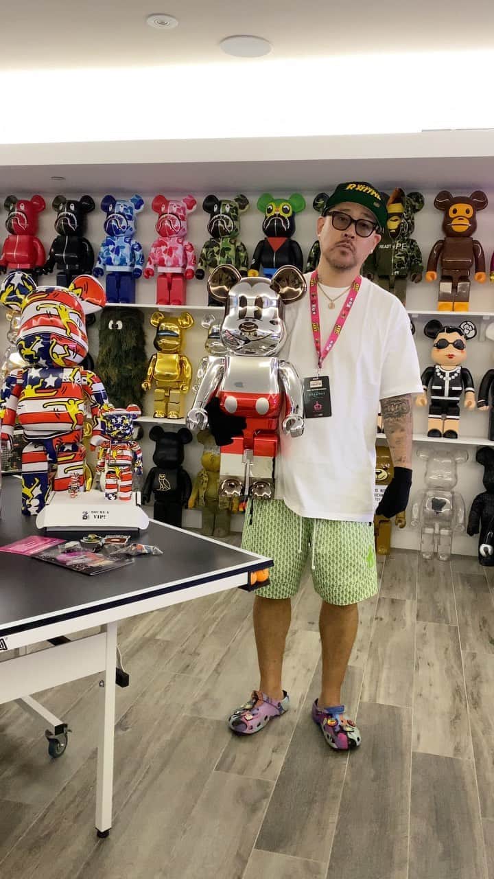 ベン・ボーラーのインスタグラム：「The best art/toy 🤖🧸convention @designercon on 🌍 is going virtual this year! Everyone always asks me where can they get 1000% Bearbrick’s and #DesignerCon will have some very rare ones including this Sorayama Mickey V2 that I’m holding. And MUCH MORE! Download the Popshop - Live Shopping app now📱! Use invite code: DC2020  Designer con is begins Nov 13 and ends Nov 15. There are gonna be over 130+ vendors and the #Bearbrick’s 🐻will be at the Medicom toy booth inside DesignerCon online. Go to www.PopShop.live/dcon2020/ to get your tickets now. Also my friend @laurentsai will be debuting her exclusive @medicom_toy “Unreal” figure. A whole bunch of sick ass toys. Don’t miss out!」
