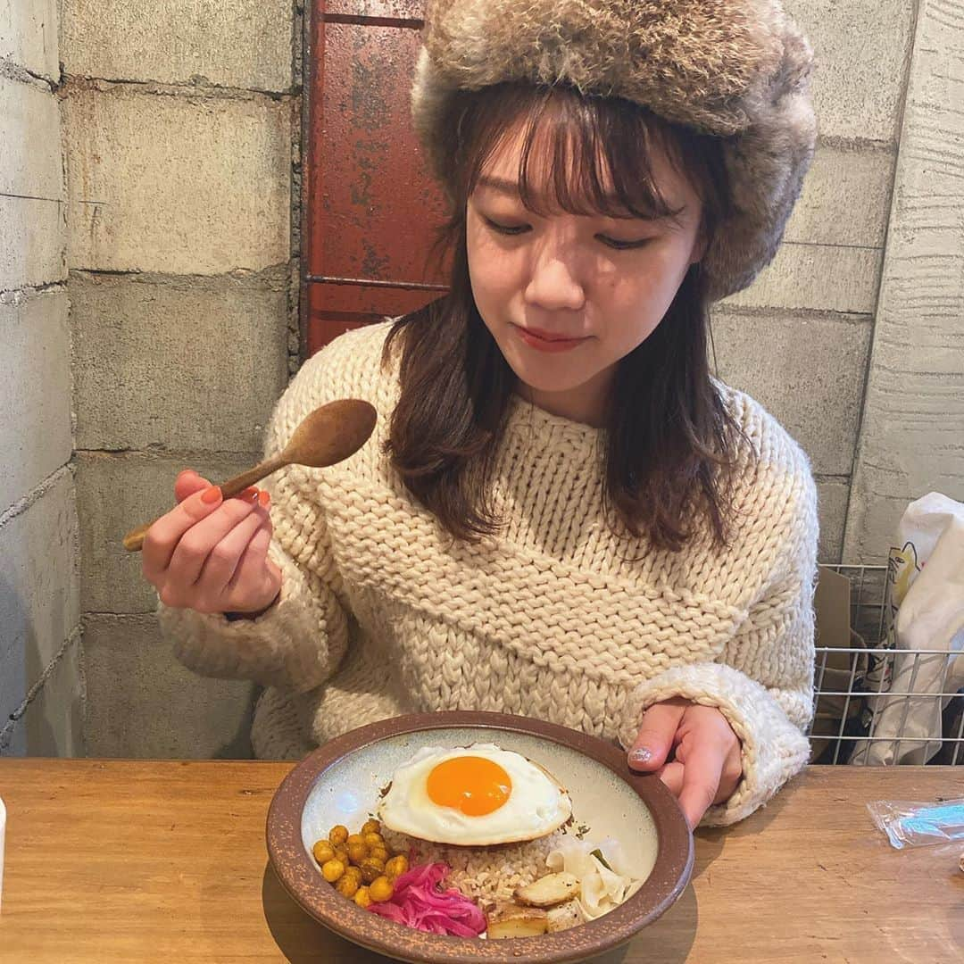 黒田りささんのインスタグラム写真 - (黒田りさInstagram)「🍛 . 咖喱時々珈琲ナミヒラ . 警固にあった人気店が一度閉まって 新しい店舗になったナミヒラさん☺︎ . 新しい店舗もめちゃかわいい、、！ ここだけゆっくり時間が流れている 癒しの空間が広がっているよ🌼 . 今回は、キーマカレーに目玉焼きトッピングにしてみました🍳 食後に、珈琲とおやつも頂いたよ🐰 . まるで絵本に出てきそうな かわいいカレーとおやつでした🧁 . 森のカレーやさん🌳🐻 って感じ🥺♡ . たっぷりスパイスも、付け合わせも 本格的なのにとっても優しい♡ . そしてね、珈琲はもちろん このバナナタルトがめちゃくちゃ美味しかった、、🤤♡ . お洒落で可愛いまったり空間とスパイスで 体の芯から癒されました、、🌱 . #もぐもぐタイム#福岡カレー#スパイスカレー#ナミヒラカレー#ナミヒラ#キーマカレー#福岡ランチ#福岡カフェ#福岡おやつ#福岡コーヒー#くろりさもぐもぐ」11月5日 8時59分 - kurorisa_14